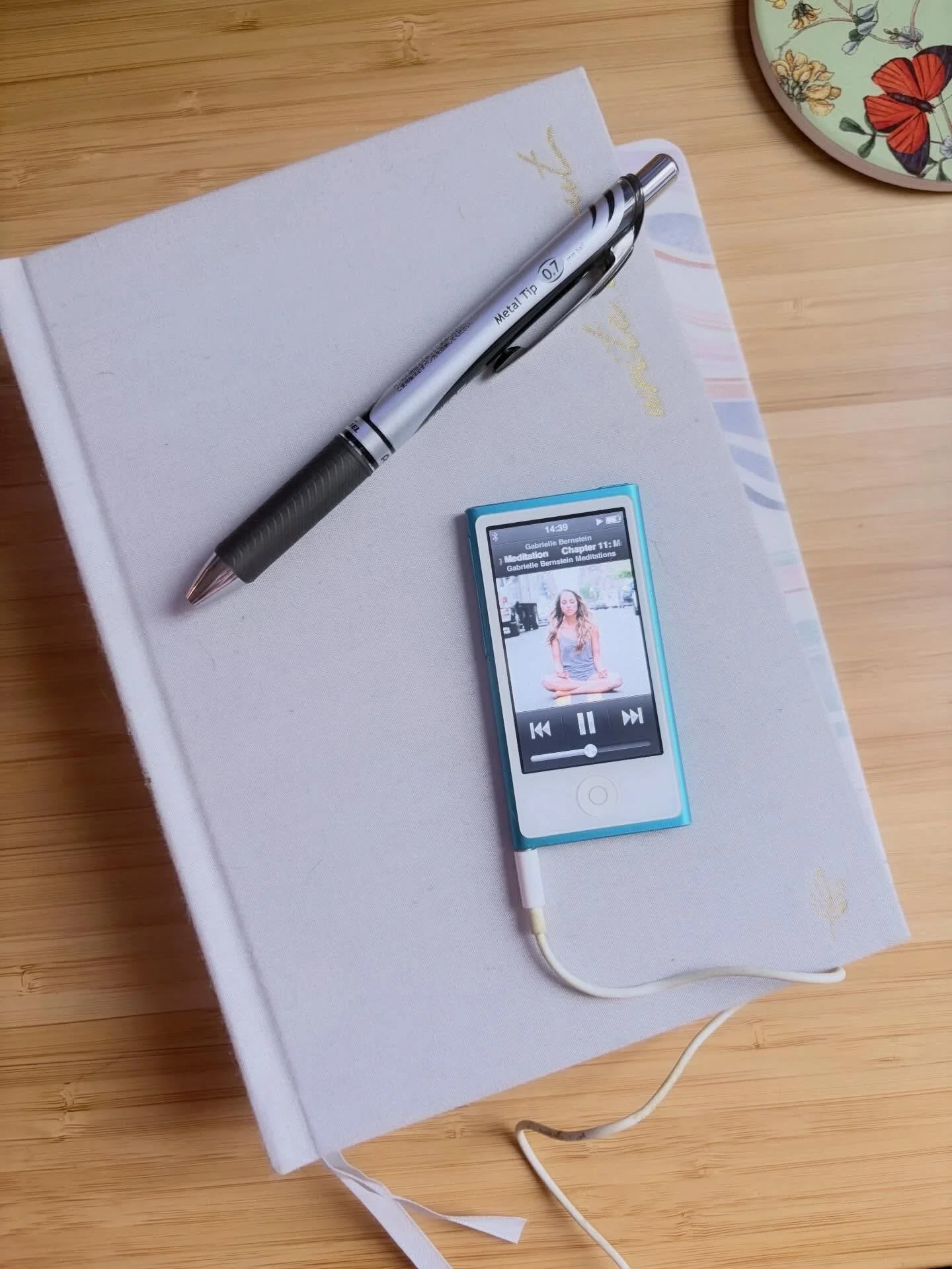 I&rsquo;ve always meditated before bed and on waking, but when it was on my phone, I&rsquo;d inevitably end up scrolling 😅 Not great for my messy, overwhelmed, ADHD brain. 

Over the weekend, I dug out my old iPod and invested in a white noise machi