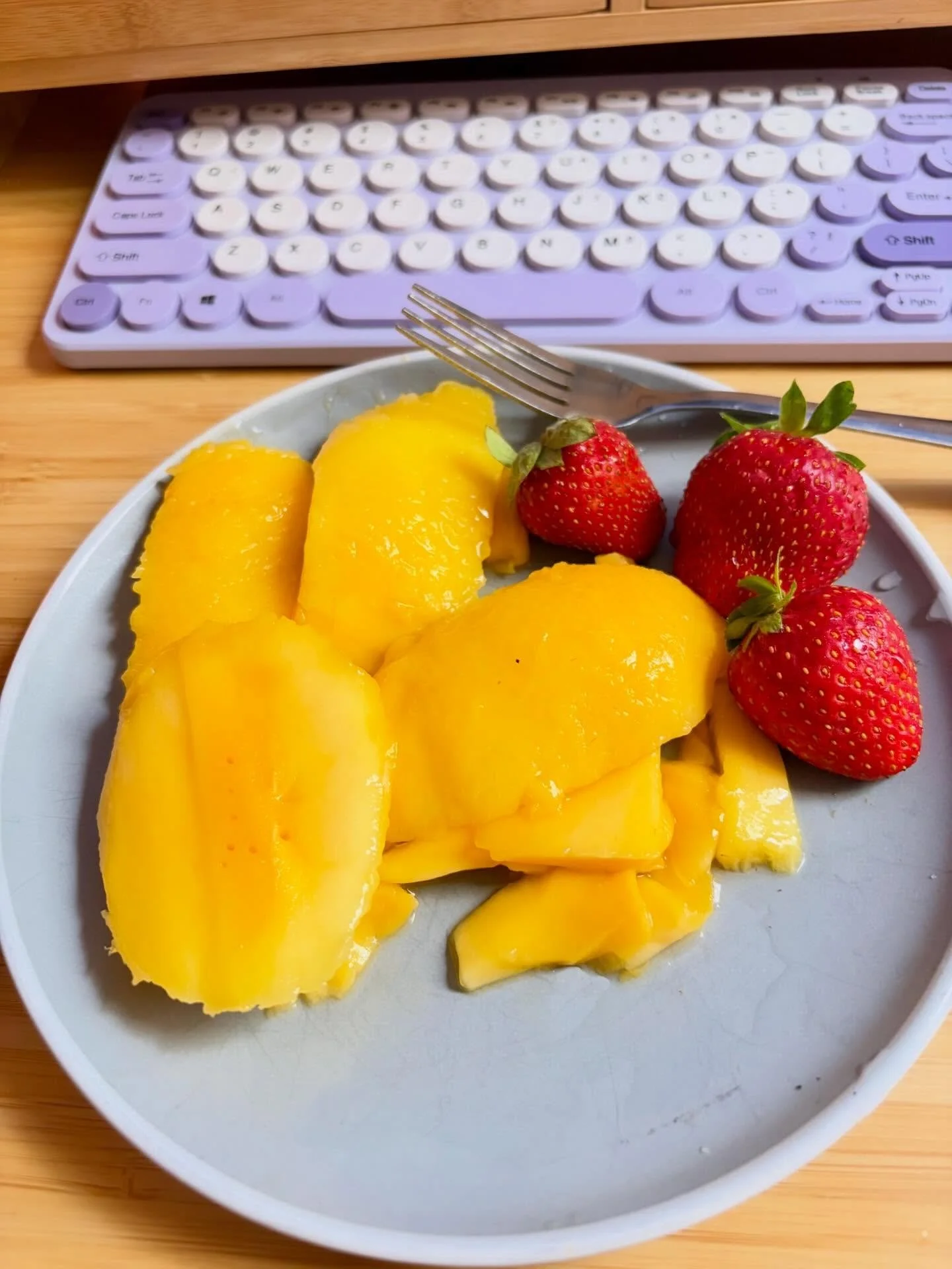 First mango of the season 🥭🍓
