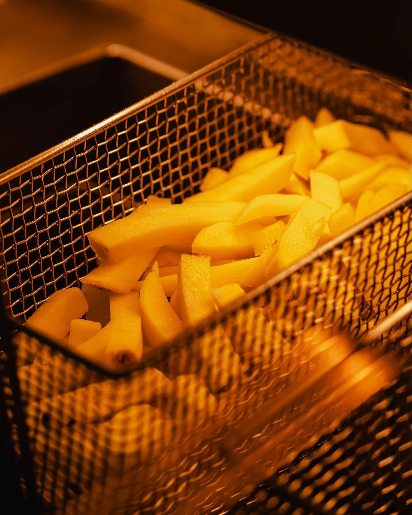 🍟 No soggy chips here! Just that golden crunch you can&rsquo;t resist. Fresh, hot, and perfectly crispy. 🍟

#chips #fishandchips #golden #crispy