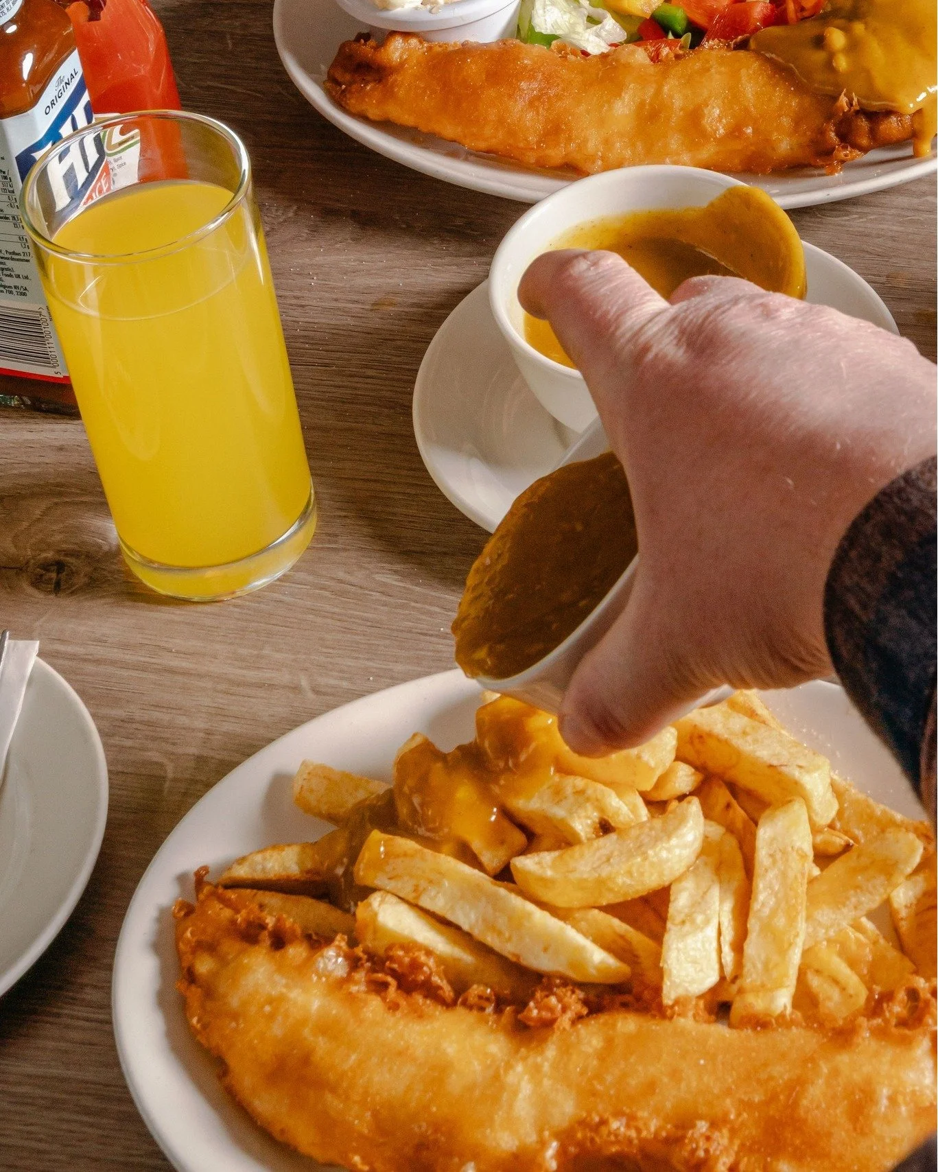 🎄🐋 There are only 4 Mondays until Christmas! Why not make tonight Fish &amp; Chip Monday? Golden fish, fluffy chips and a cosy night in &ndash; that&rsquo;s our kind of festive tradition. 🐋🎄

#fishandchips #monday #christmas #festivefeast