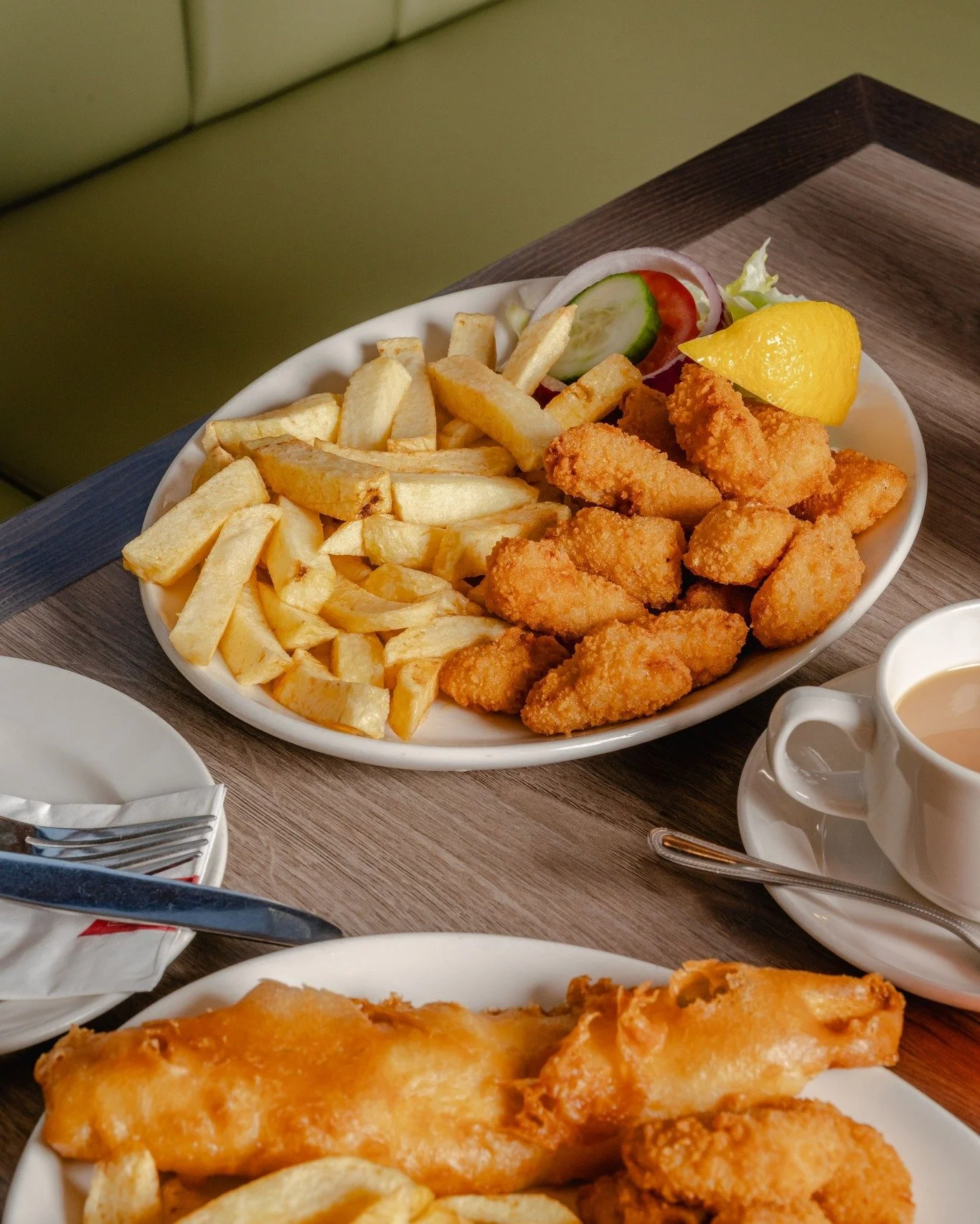 🐟🍟 It&rsquo;s Friday&hellip; and that means it&rsquo;s time for a festive fry-up! 🍟🐟

Warm up your winter evenings with fresh fish, golden scampi, and proper chip butties from Wetherby Whaler.

Whether you&rsquo;re heading home from Christmas sho