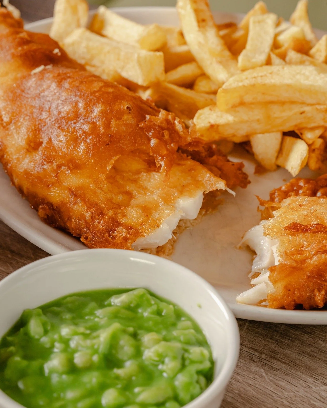 🍟🐟 Golden batter, fluffy chips and mushy peas on the side - exactly what you&rsquo;ve been craving! 🐟🍟

#fishandchips #monday #craving