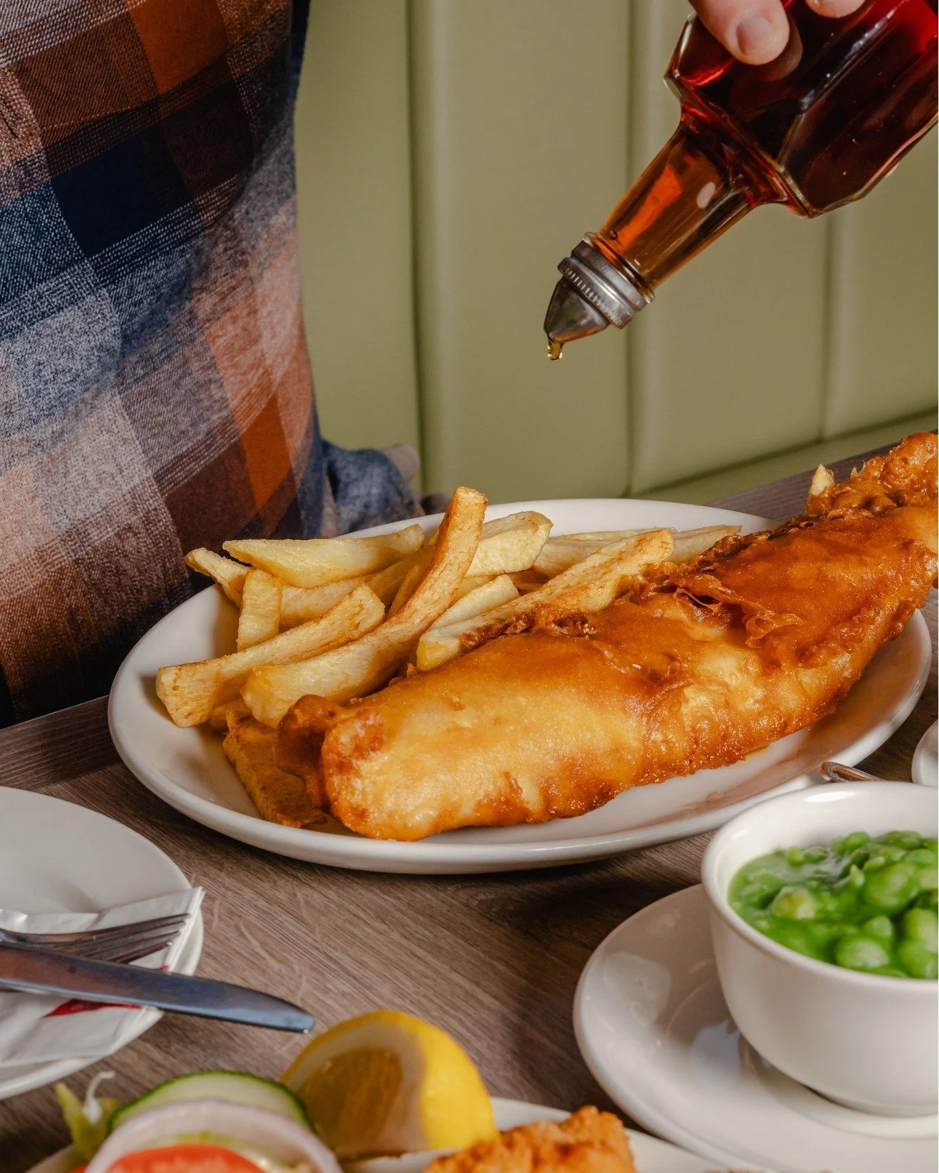 🐟🍟 A British classic that never goes out of style. Fish and chips, just as they should be. 🍟🐟

Pop in or order online for quick, easy, and tasty delivery.

#fishandchips #britishfavourite #midweekmeals