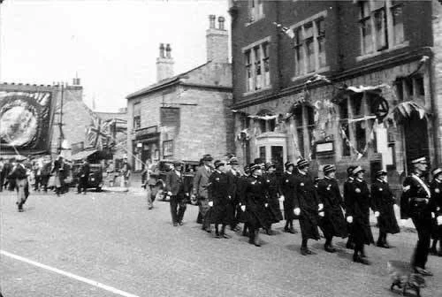 😍📸 What an incredible photo of a VE Day Parade in Wetherby from 1945, passing by what later became the Wetherby Whaler, the building in the middle with the chimneys! 📸😍