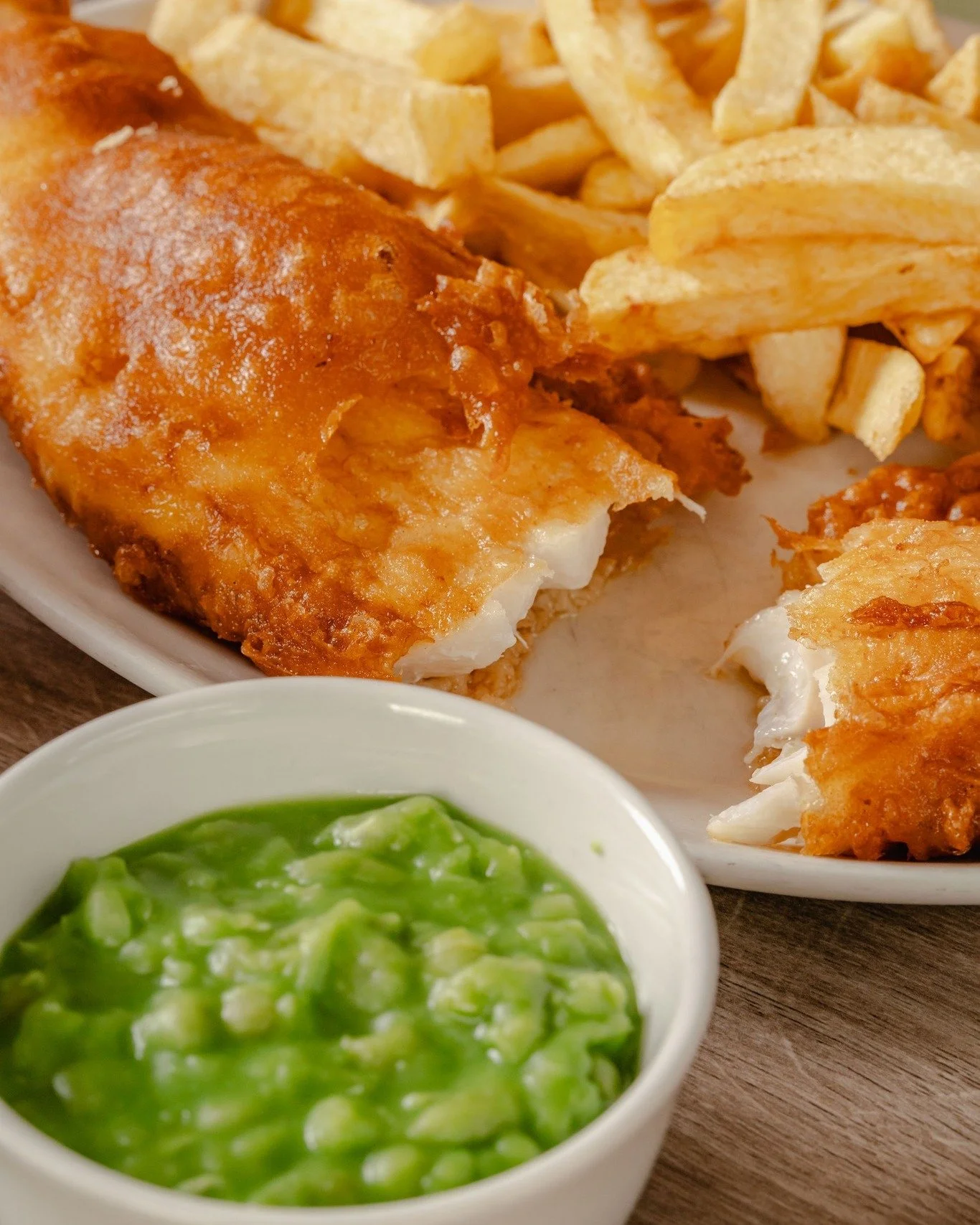🥳🍟 Friday is here - and we all know what that means. 🍟🥳

Fish and chips for tea? Dine in, collect or get your Wetherby Whaler favourites delivered straight to your door.
