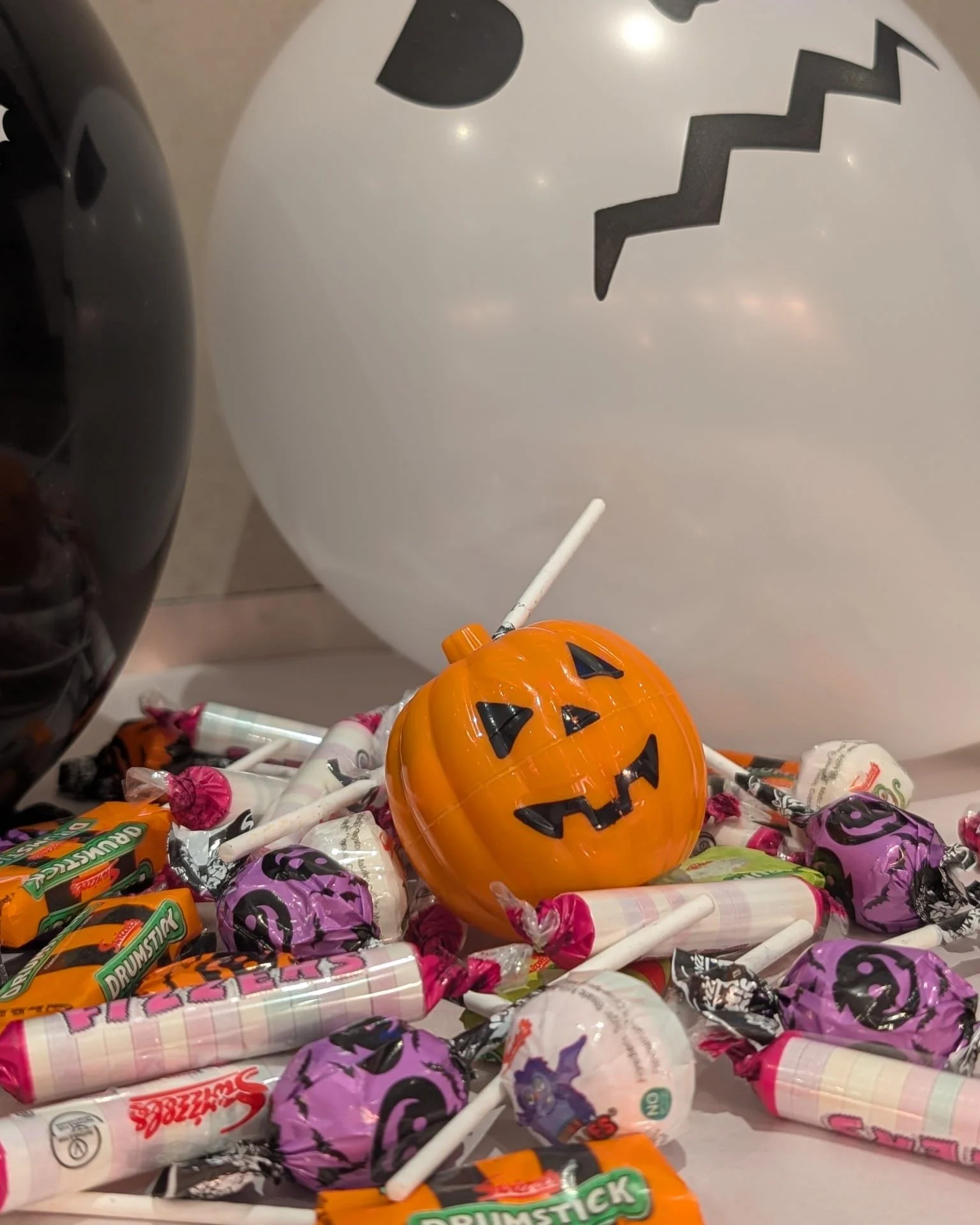 🎃👻🦇 If you are visiting our Wetherby Whaler Wakefield this weekend, keep your eyes peeled for these mini pumpkins spread throughout the restaurant/takeaway. If you find one, take it to a member of the team, and you'll receive a free kids' jelly an