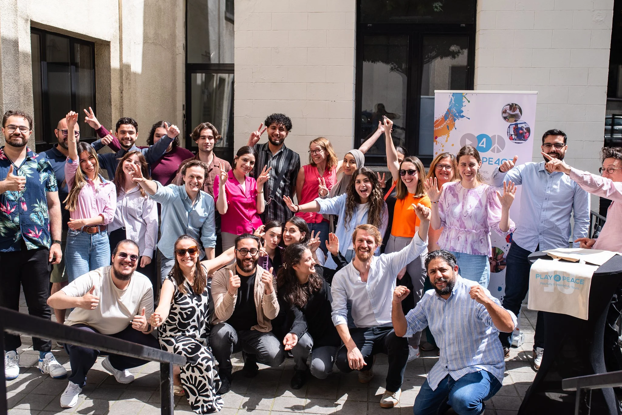groupe de personnes souriantes et posant pour une photo en extérieur