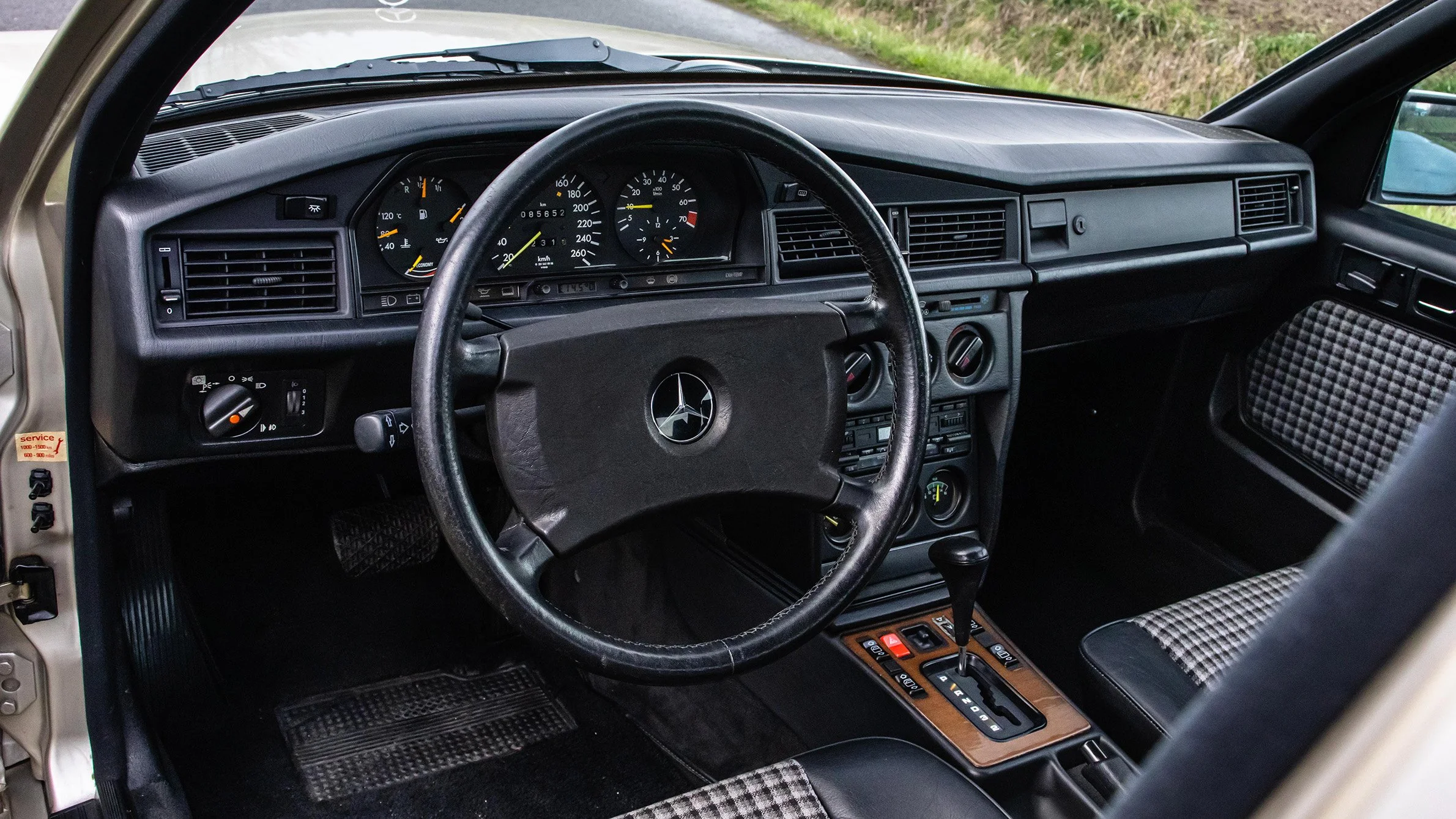 MERCEDES-190E-23-LOWRES-013.jpg