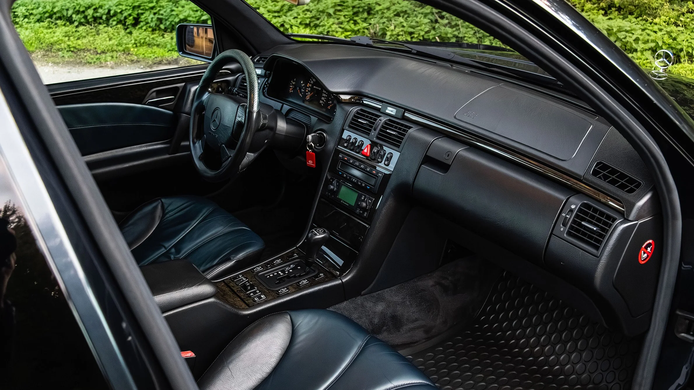 MERCEDES-E55-WEB-05.jpg