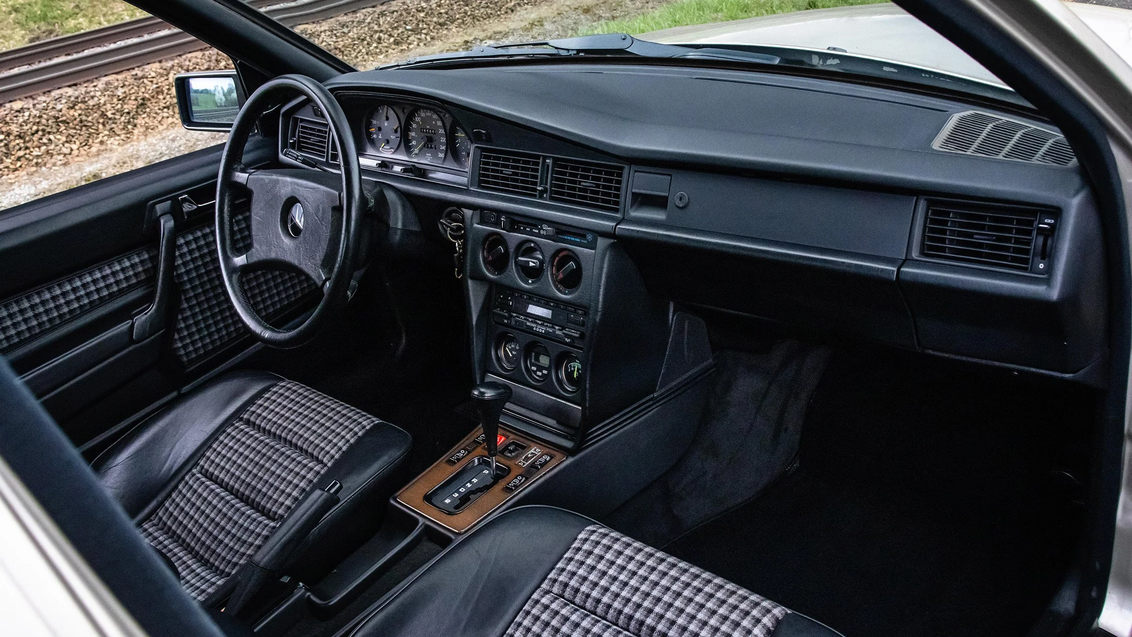MERCEDES-190E-23-LOWRES-058.jpg