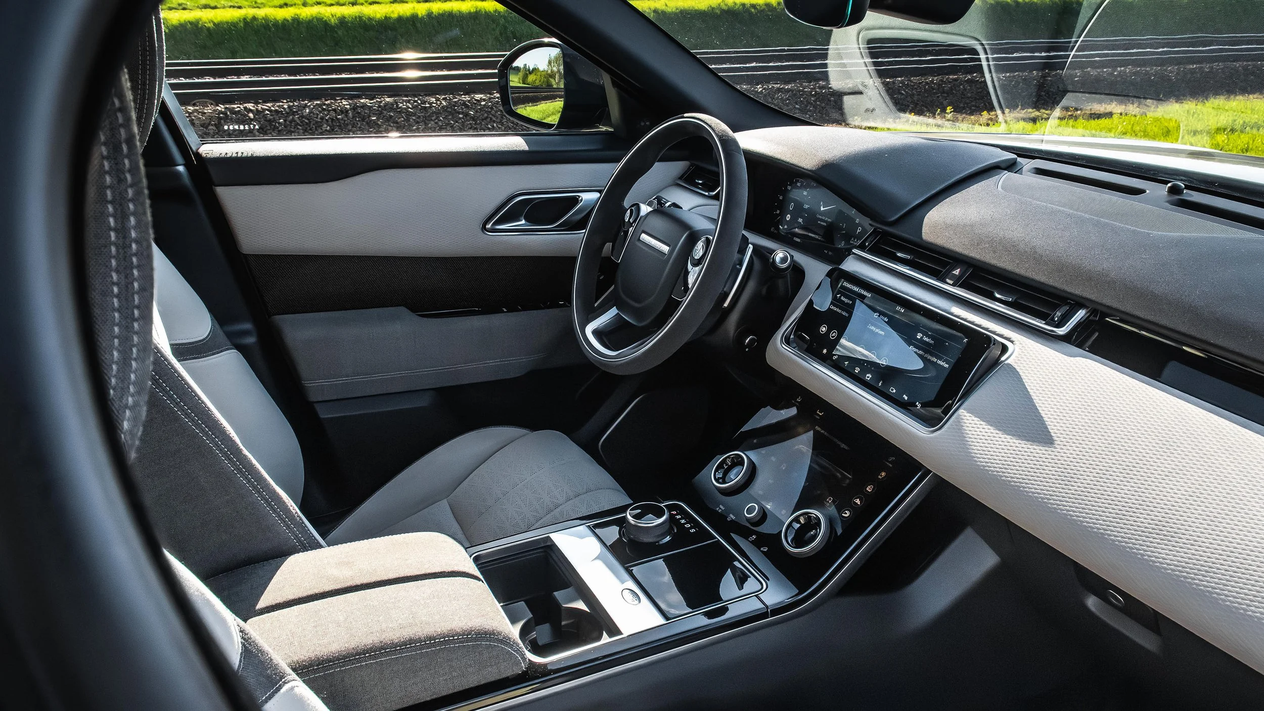 RANGE-ROVER-VELAR-LOWRES-25.jpg