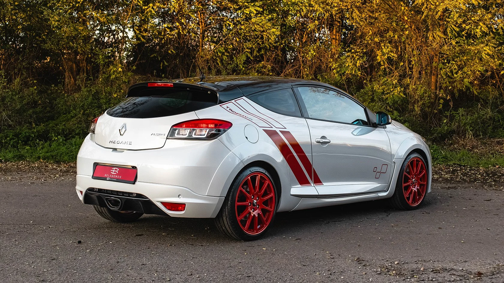 2015-RENAULTMEGANERSTROPHYR-WEB-01.jpg