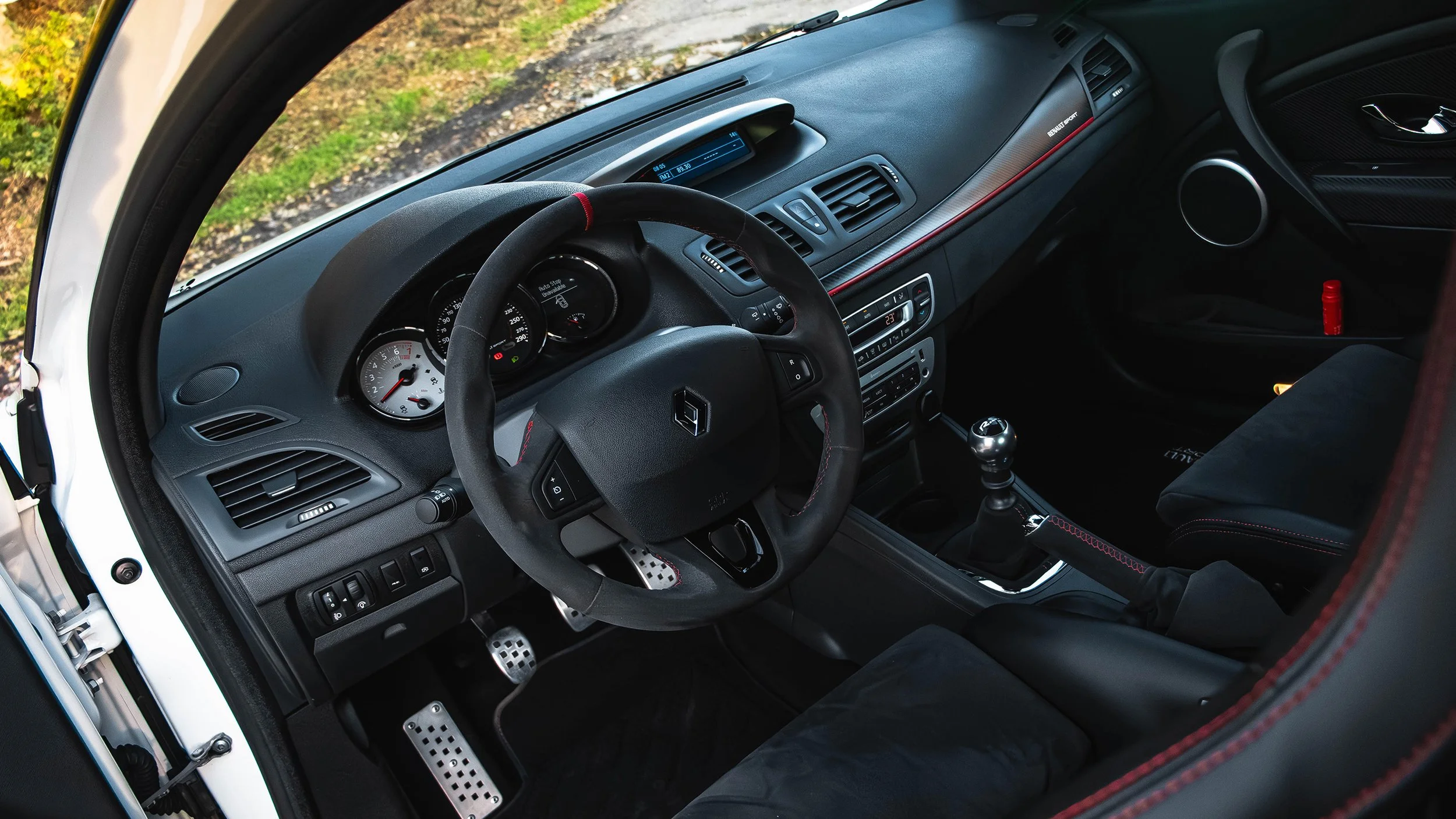 2015-RENAULTMEGANERSTROPHYR-WEB-06.jpg