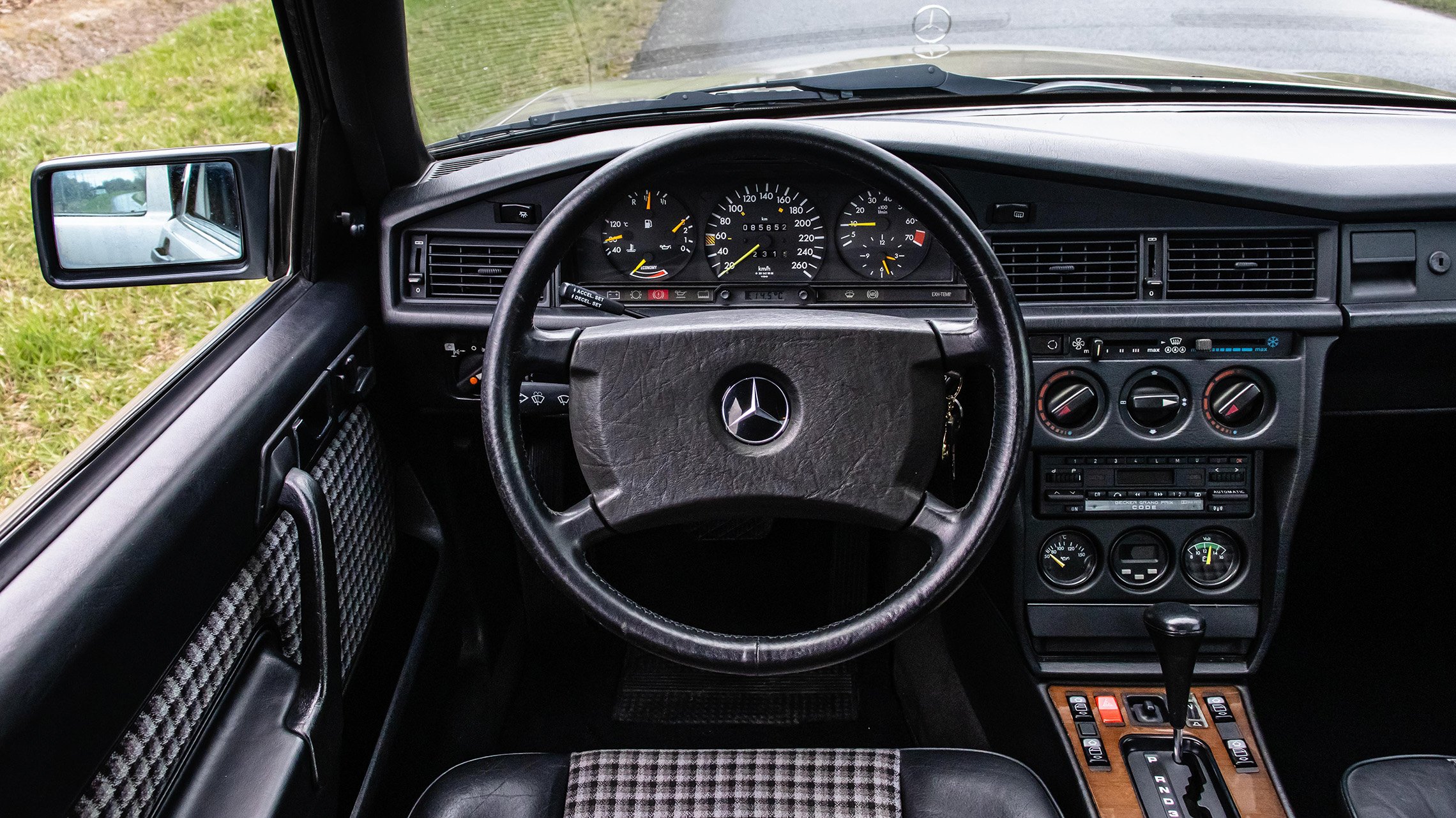 MERCEDES-190E-23-LOWRES-044.jpg