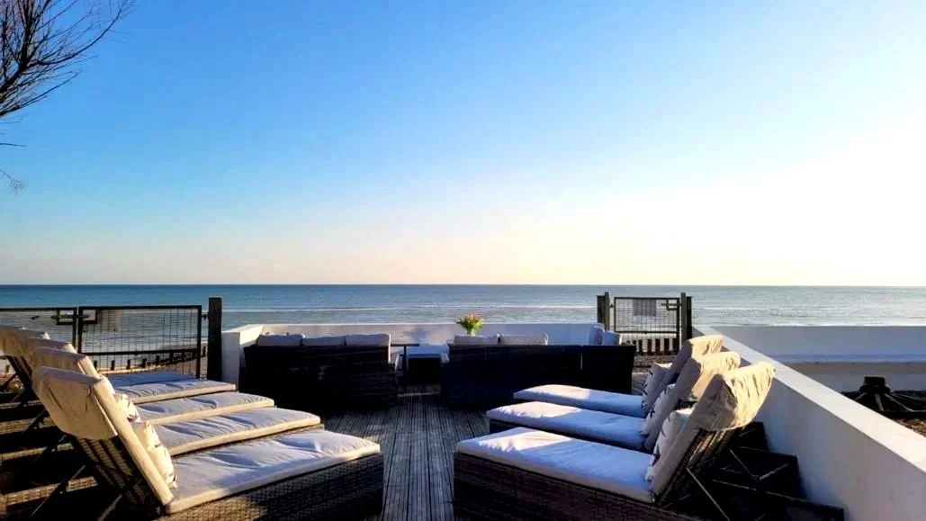 Angmering-on-Sea-luxury-beach-house-sunlounge-deck-1030x579.jpg