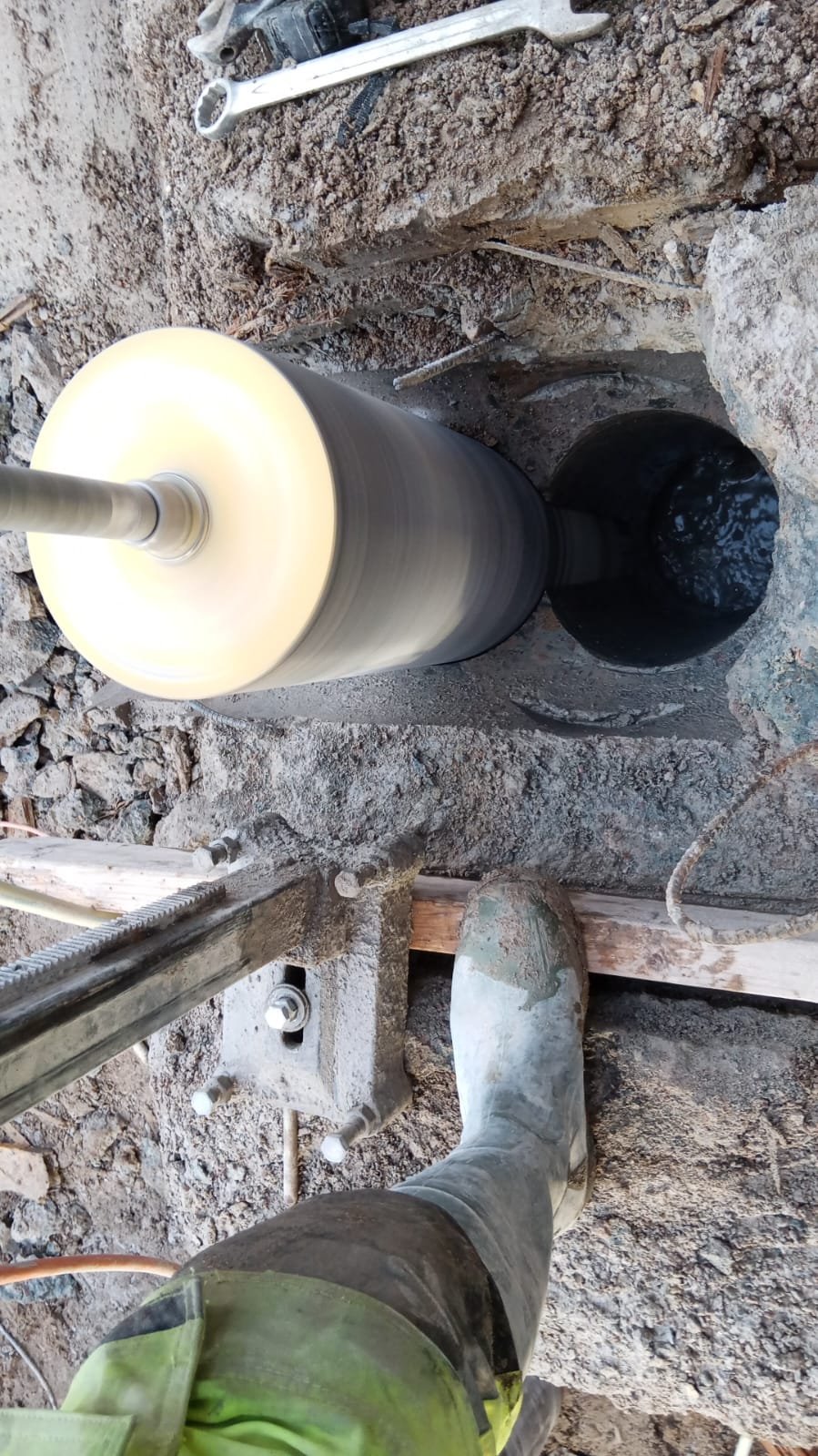 Tarkka timanttiporaus käynnissä LVIS-läpivientiä varten betoniseinään. Timanttityö Karlsson Oy palvelee koko Uudenmaan alueella.