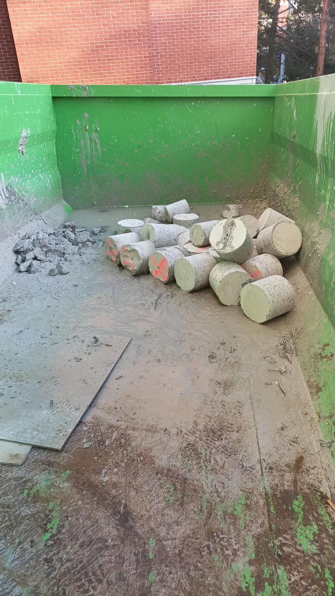 Purkutyömaalta kerättyä betonijätettä ja betonielementtejä roskalavalla. Timanttityö Karlsson Oy huolehtii rakennusjätteen lajittelusta ja kierrätyksestä Uudellamaalla.