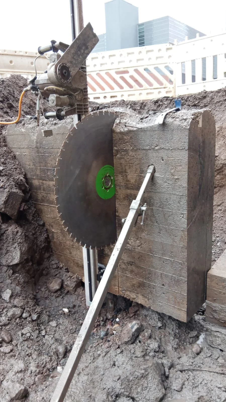 Tarkka timanttisahaus käynnissä betoniseinään uutta oviaukkoa varten. Timanttityö Karlsson Oy toteuttaa vaativat sahaukset tärinättömästi ja mittatarkasti.