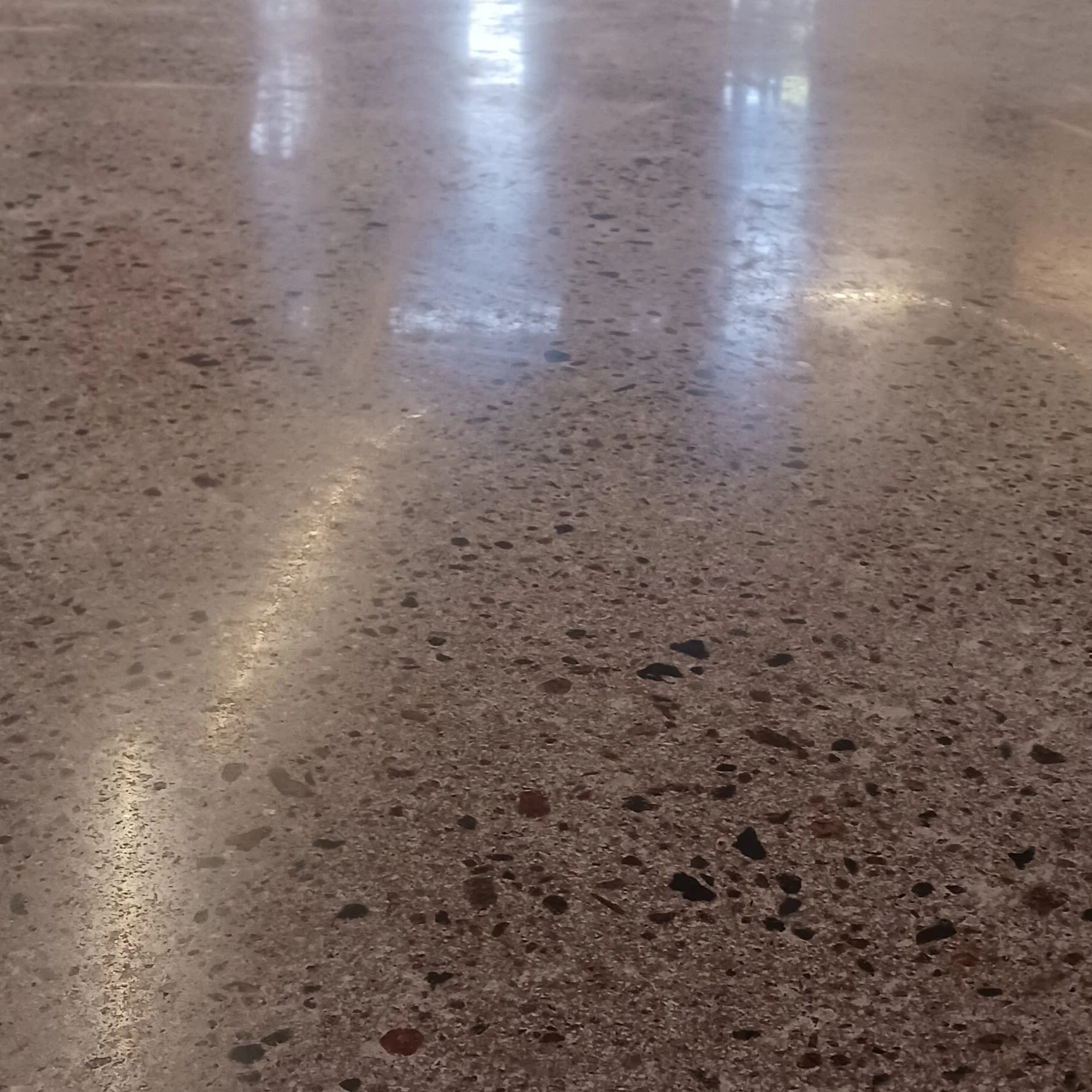 Valmis kiillotettu ja pölynsidonta-aineella käsitelty betonilattia. Moderni ja kestävä pintakäsittely teollisuustiloihin ja koteihin Pääkaupunkiseudulla.