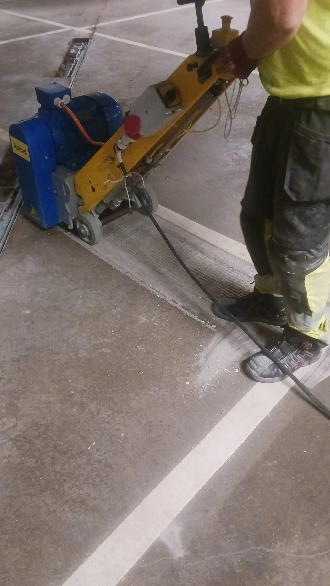 Betonipinnan jyrsintä käynnissä vanhan pinnoitteen poistamiseksi ja tartunnan parantamiseksi. Timanttityö Karlsson Oy toteuttaa raskaat jyrsinnät tehokkaasti.