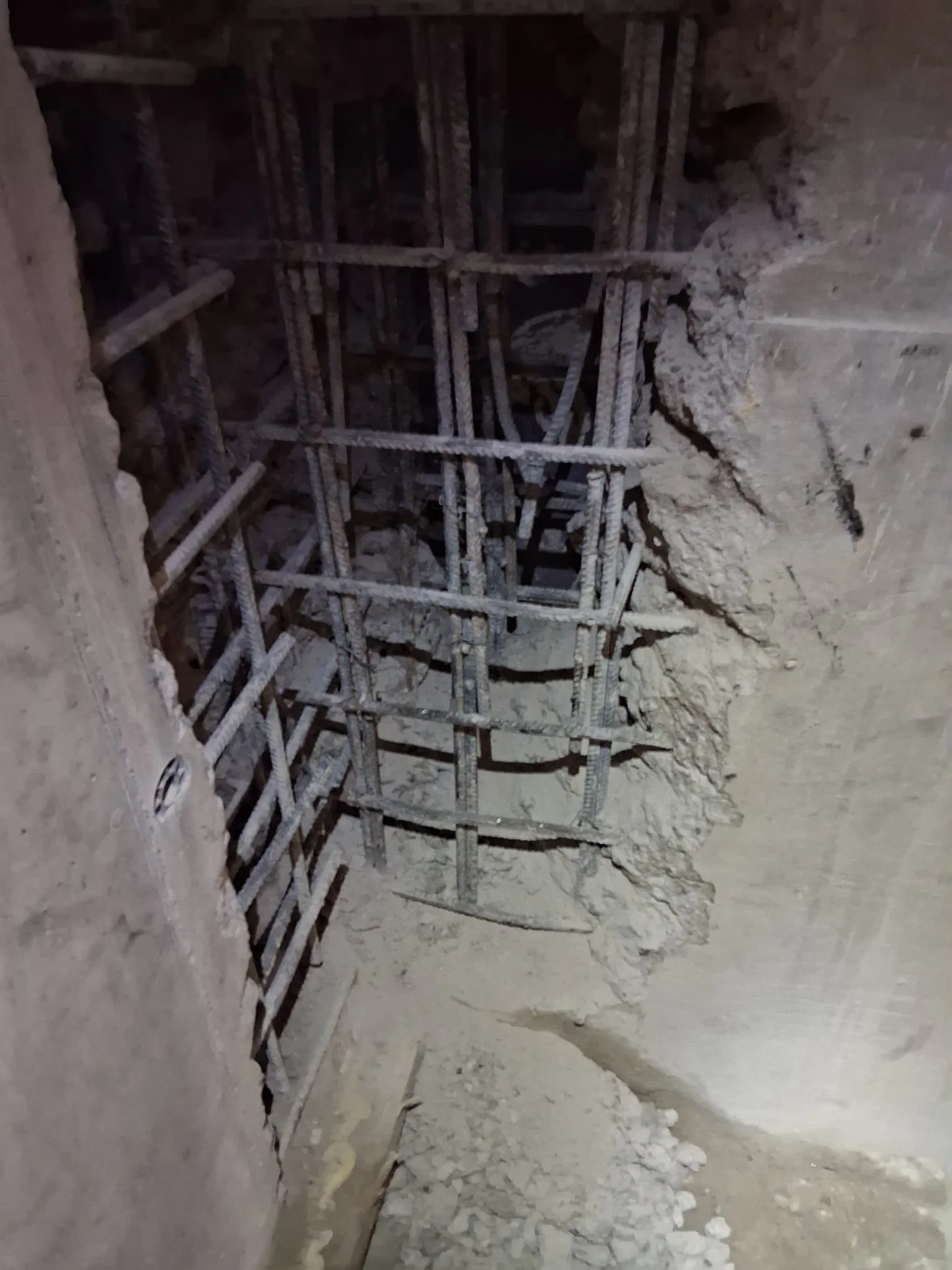 Ammattimainen betonin piikkaus ja purkutyö käynnissä saneerauskohteessa Uudellamaalla – Timanttityö Karlsson Oy.