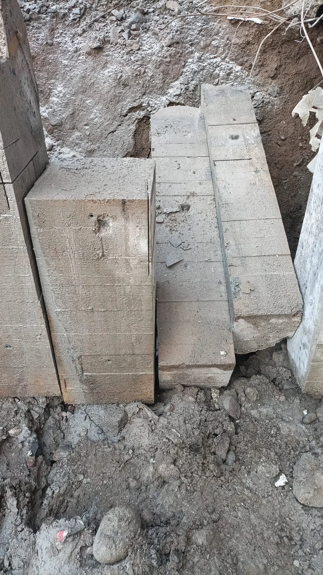 Timanttityö Karlsson Oy suorittaa tarkkaa timanttisahausta katkaistuihin betonielementteihin työmaalla.