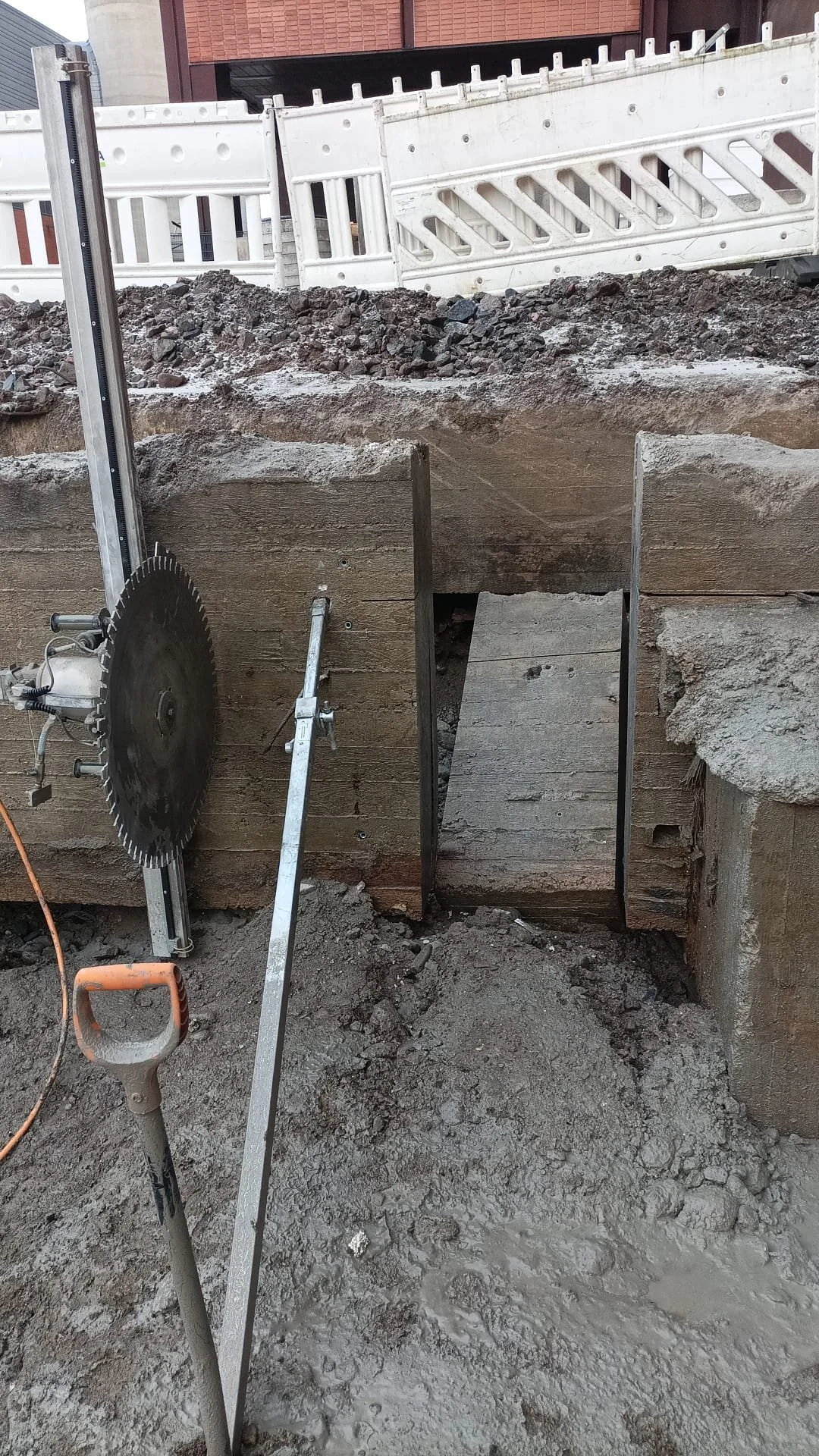 Ammattimainen timanttisahaus Helsingissä, Espoossa ja Vantaalla. Timanttityö Karlsson Oy toteuttaa laadukkaat betonirakenteiden sahaukset koko Uudellamaalla.