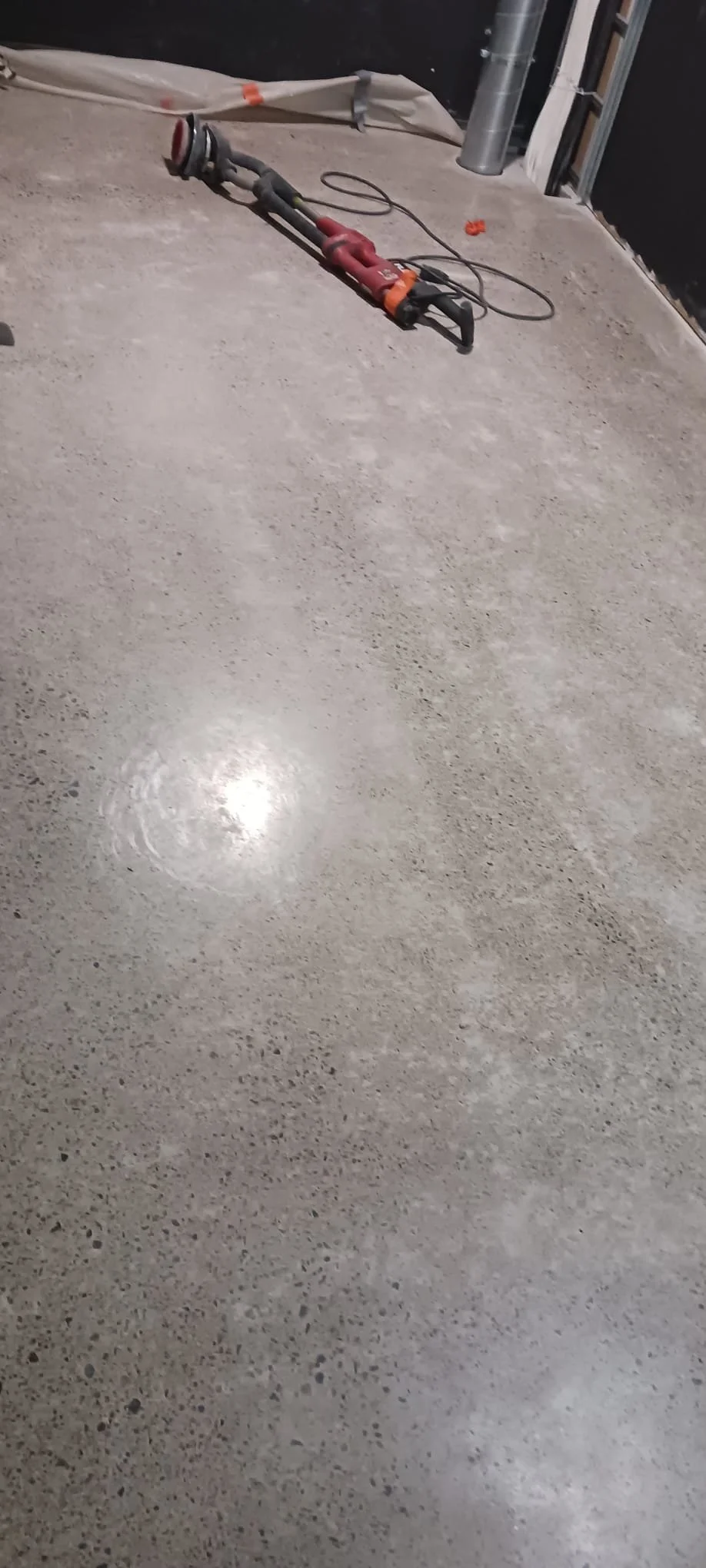 Betonilattian timanttihionta käynnissä tehokkaalla hiomakoneella ja pölynpoistojärjestelmällä. Timanttityö Karlsson Oy varmistaa siistin ja pölyttömän työnjäljen.