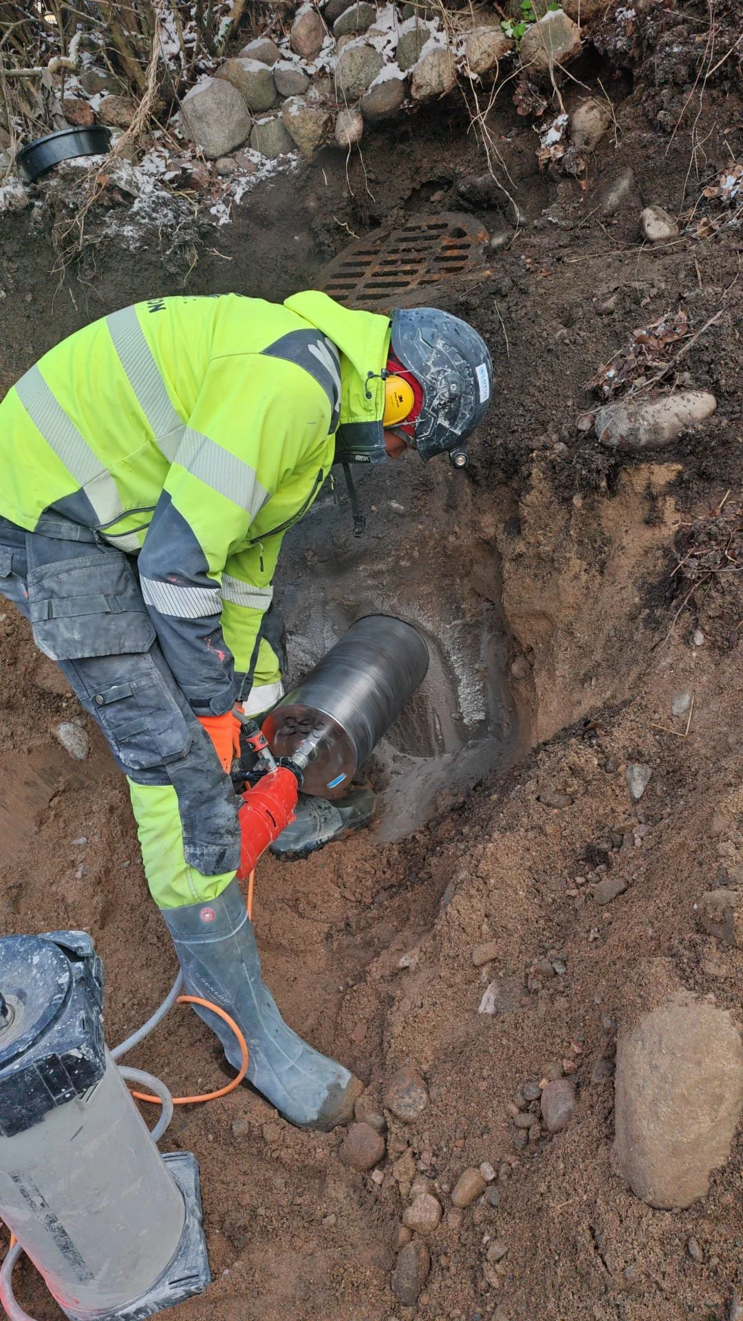 Timanttiporaus käynnissä ulkokohteessa betoni- ja kivirakenteeseen. Timanttityö Karlsson Oy toteuttaa vaativat läpiviennit ja poraukset kaivannoissa.