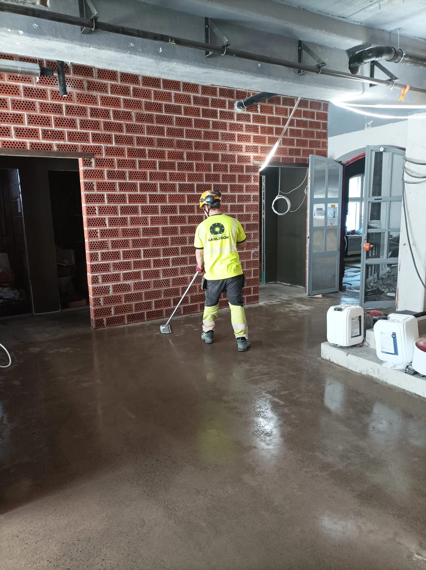 Betonilattian ammattimainen pintakäsittely ja suojapinnoitus. Timanttityö Karlsson Oy viimeistelee lattian kestäväksi ja helppohoitoiseksi.