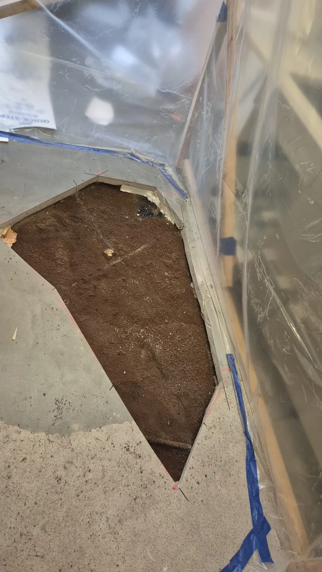 Laadukas muoviosastointi ja vetoketjuovi asennettuna huoneistoremontissa. Timanttityö Karlsson Oy takaa pölyttömän purun ja suojauksen.