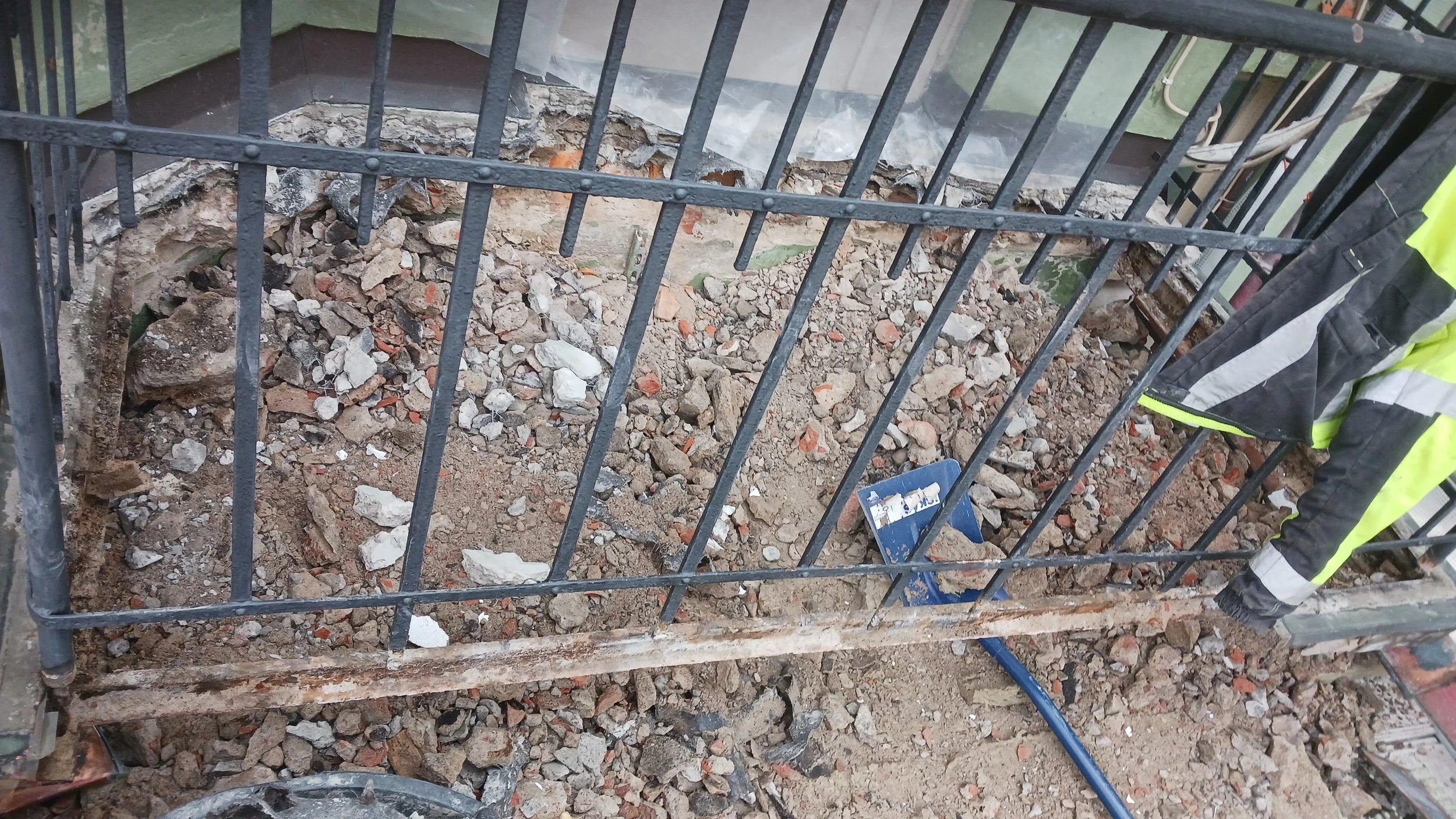 Käynnissä oleva betonirakenteiden sisäpurku saneerauskohteessa. Timanttityö Karlsson Oy toteuttaa raskaat ja kevyet purkutyöt siististi ja ammattitaidolla.