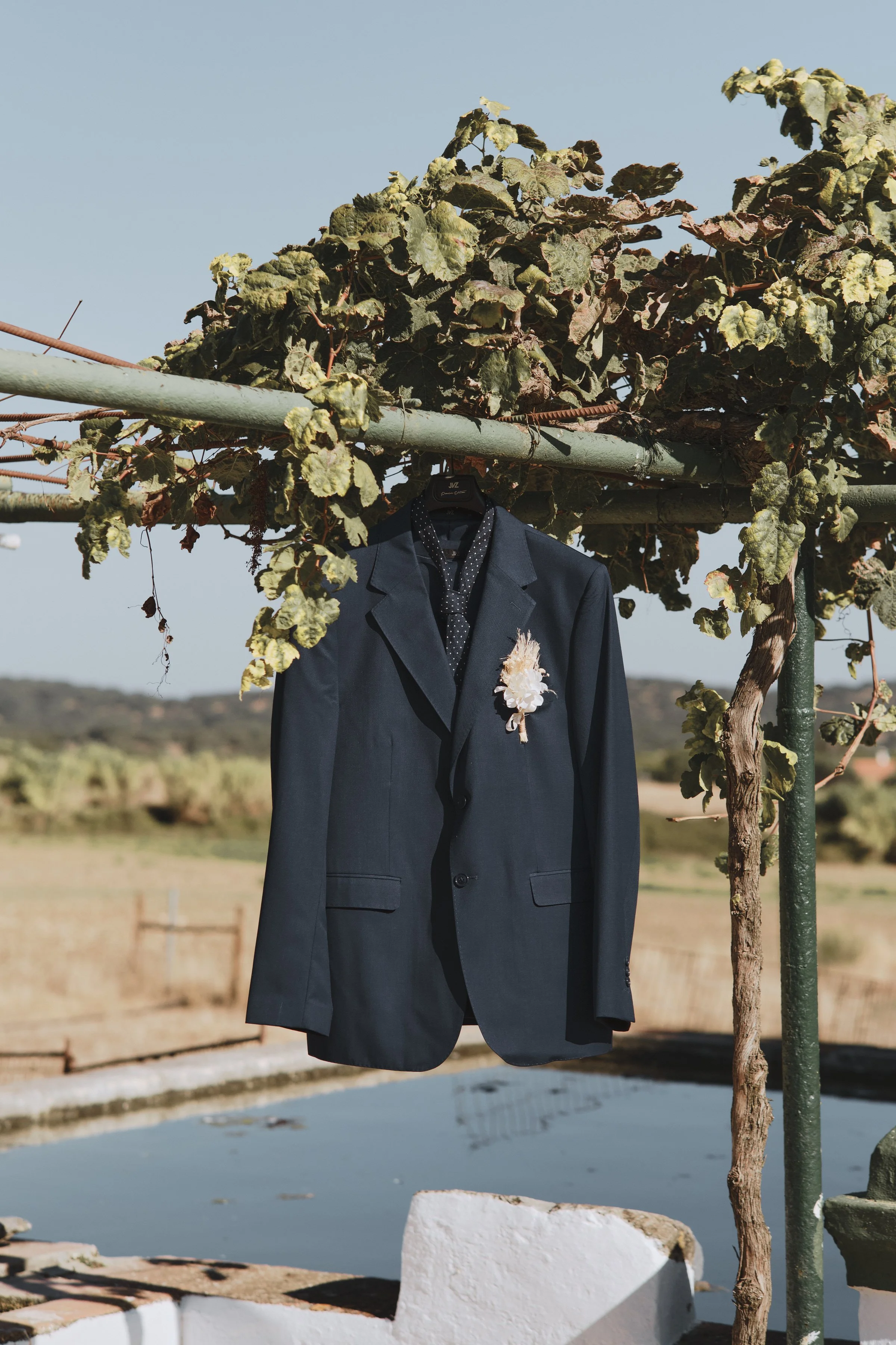 Fotografia de casamento no Alentejo por Liliano Pucarinho, o melhor fotógrafo de casamentos em Estremoz e Évora. Estilo editorial, espontâneo e de luxo para casais que procuram um registo autêntico e recomendado em Portugal.