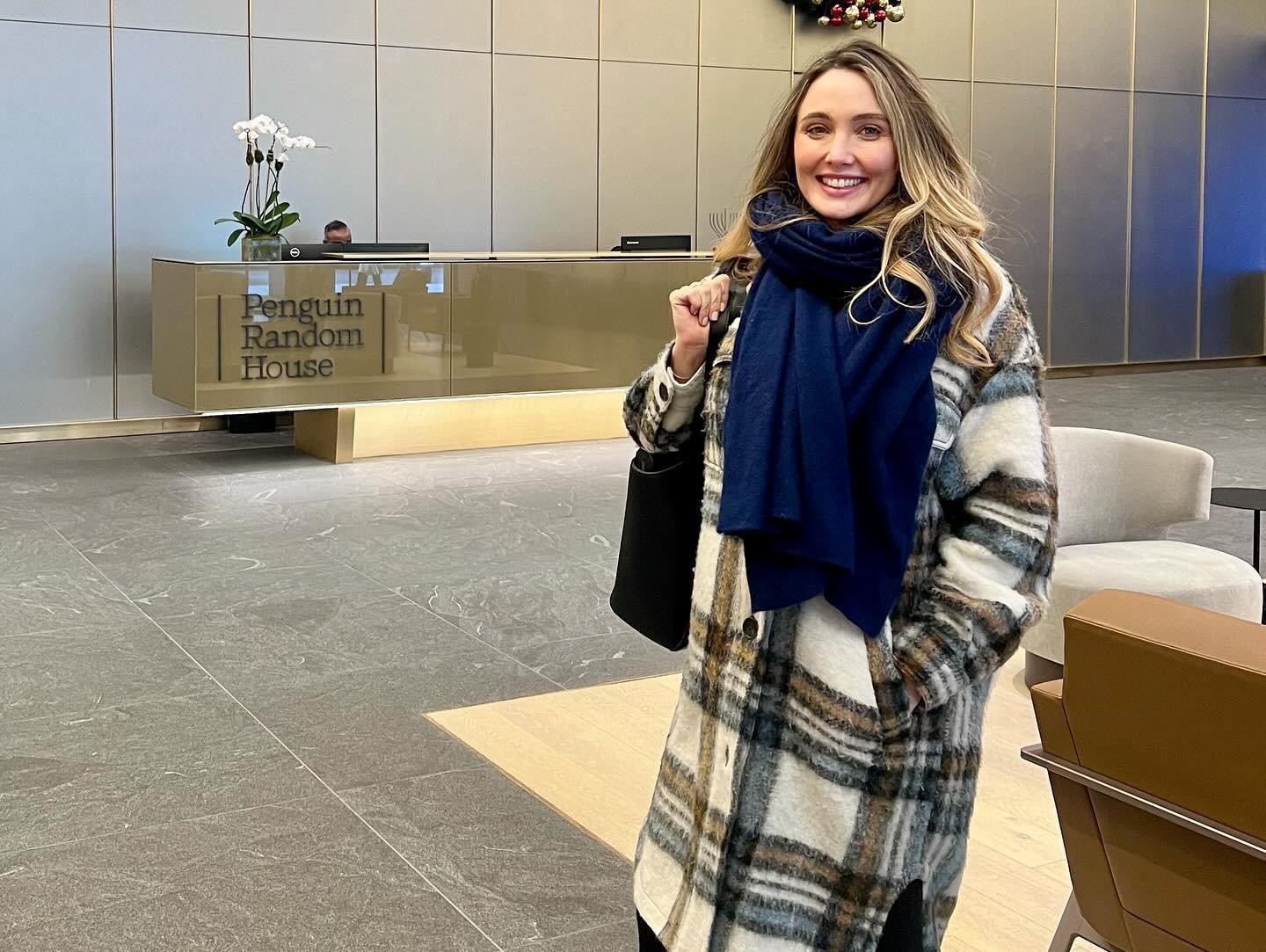 Hello from the Hallmark Christmas movie version of my life 👋 where I had a festive NYC lunch with my EDITOR(!), met the amazing team of women @putnambooks who are making ALL THE OTHER MOTHERS HATE ME happen, then walked down 5th Avenue wearing a rid