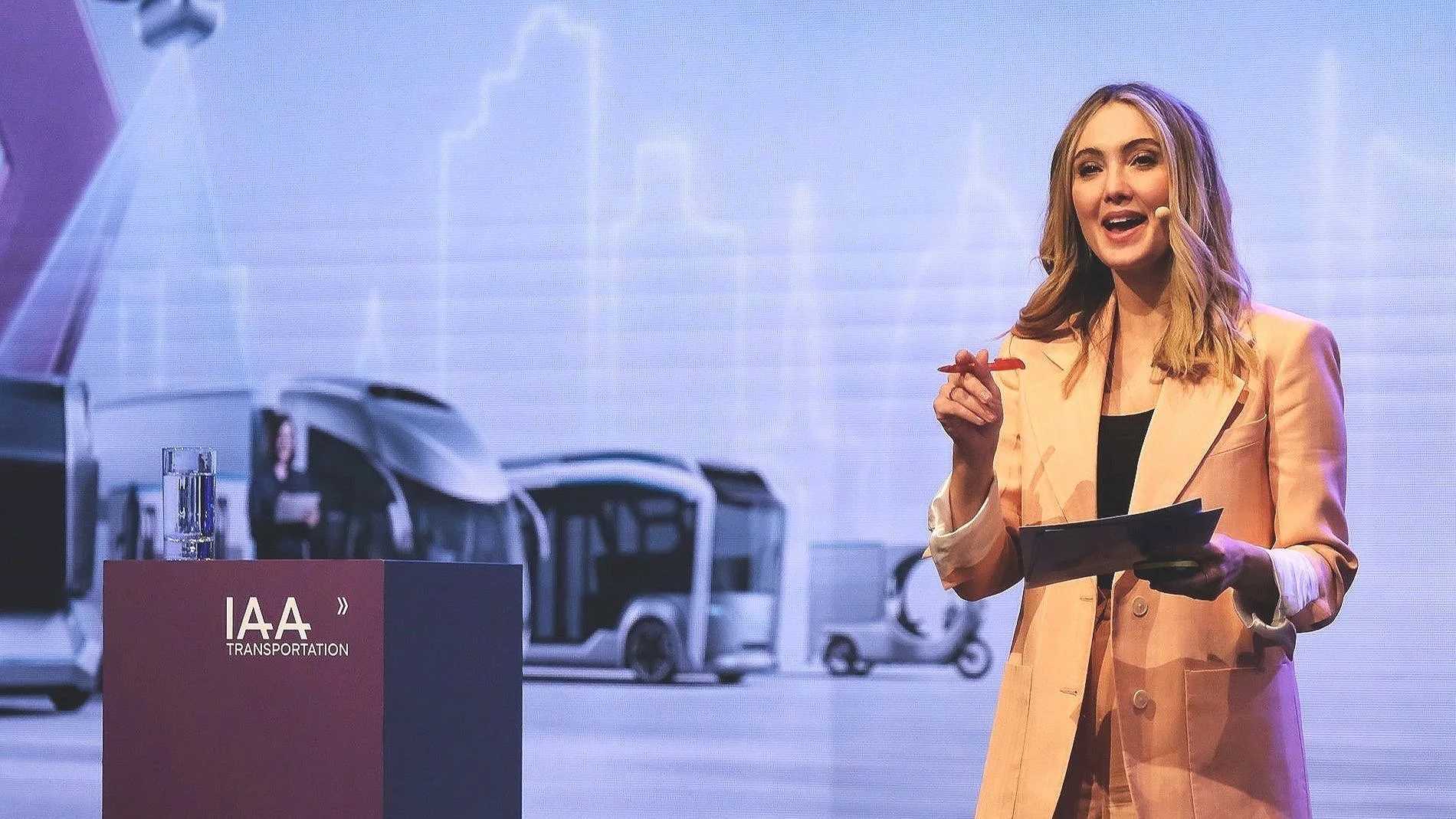 Mobility-Moderatorin auf der Hauptbühne der IAA Transportation in Hannover 2022
