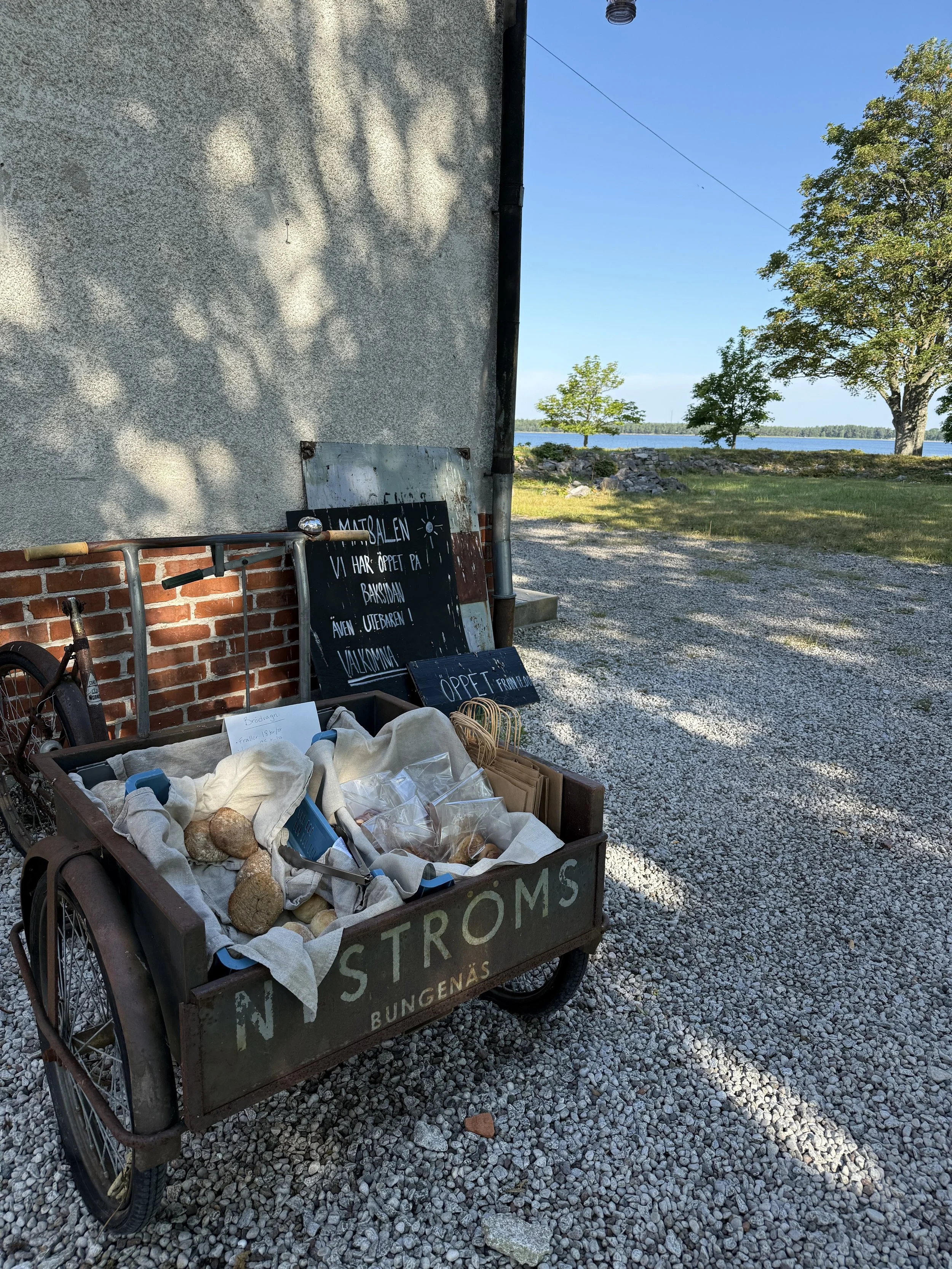 Brödvagn utanför matsalen