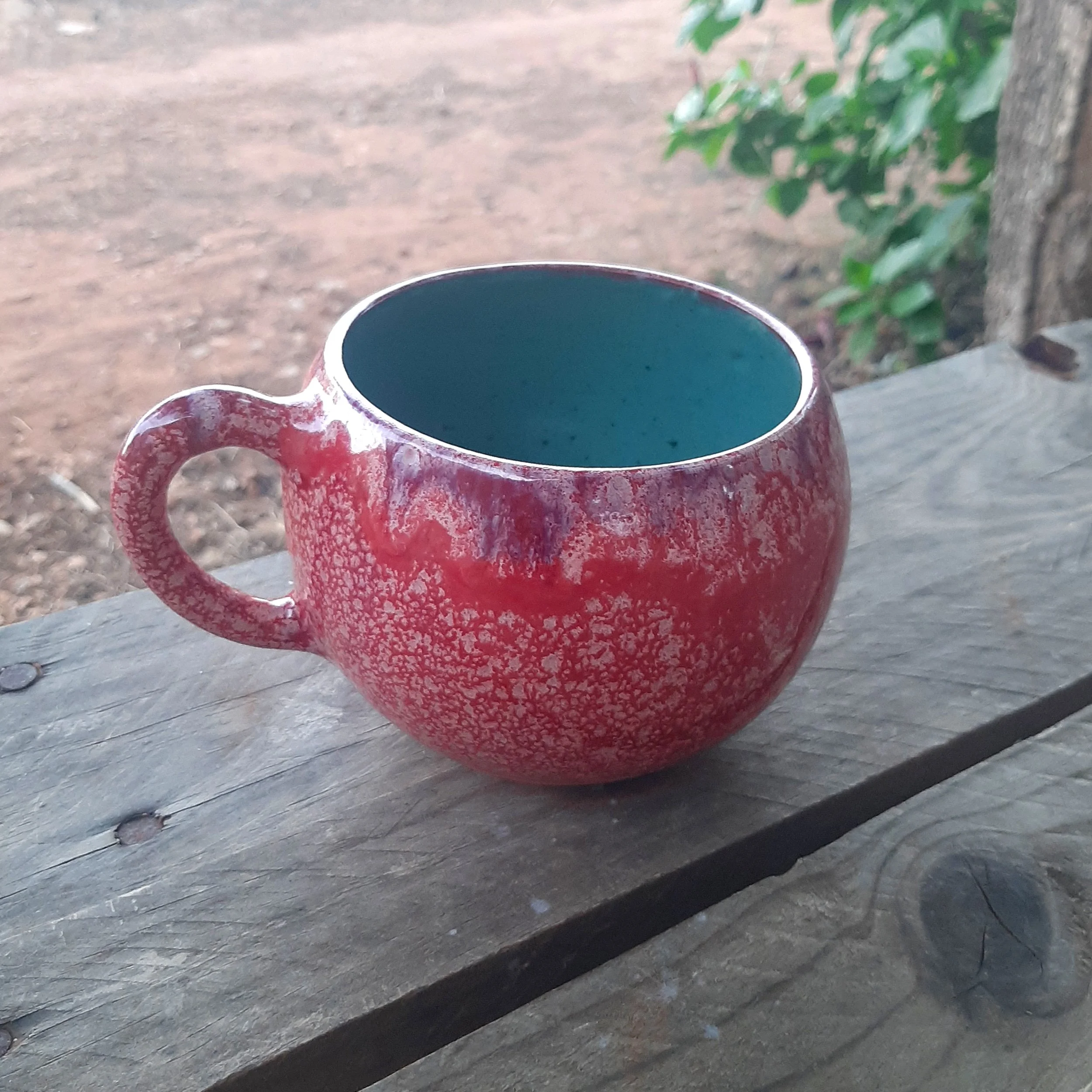 mug ronde rouge marbree et vert emeraude 1.jpg