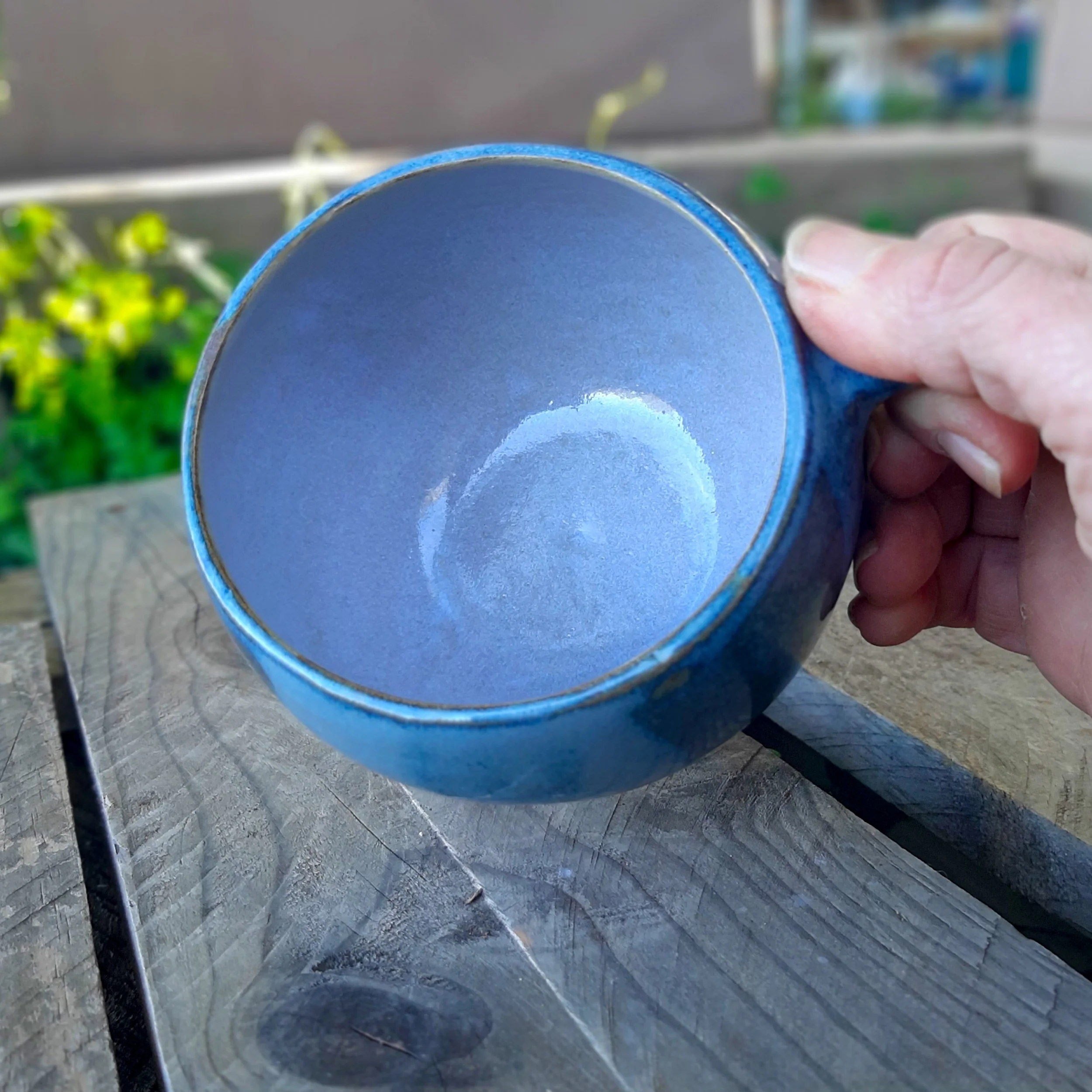 mug ronde azul reac et transparent sur terre kaki 2 2.jpg
