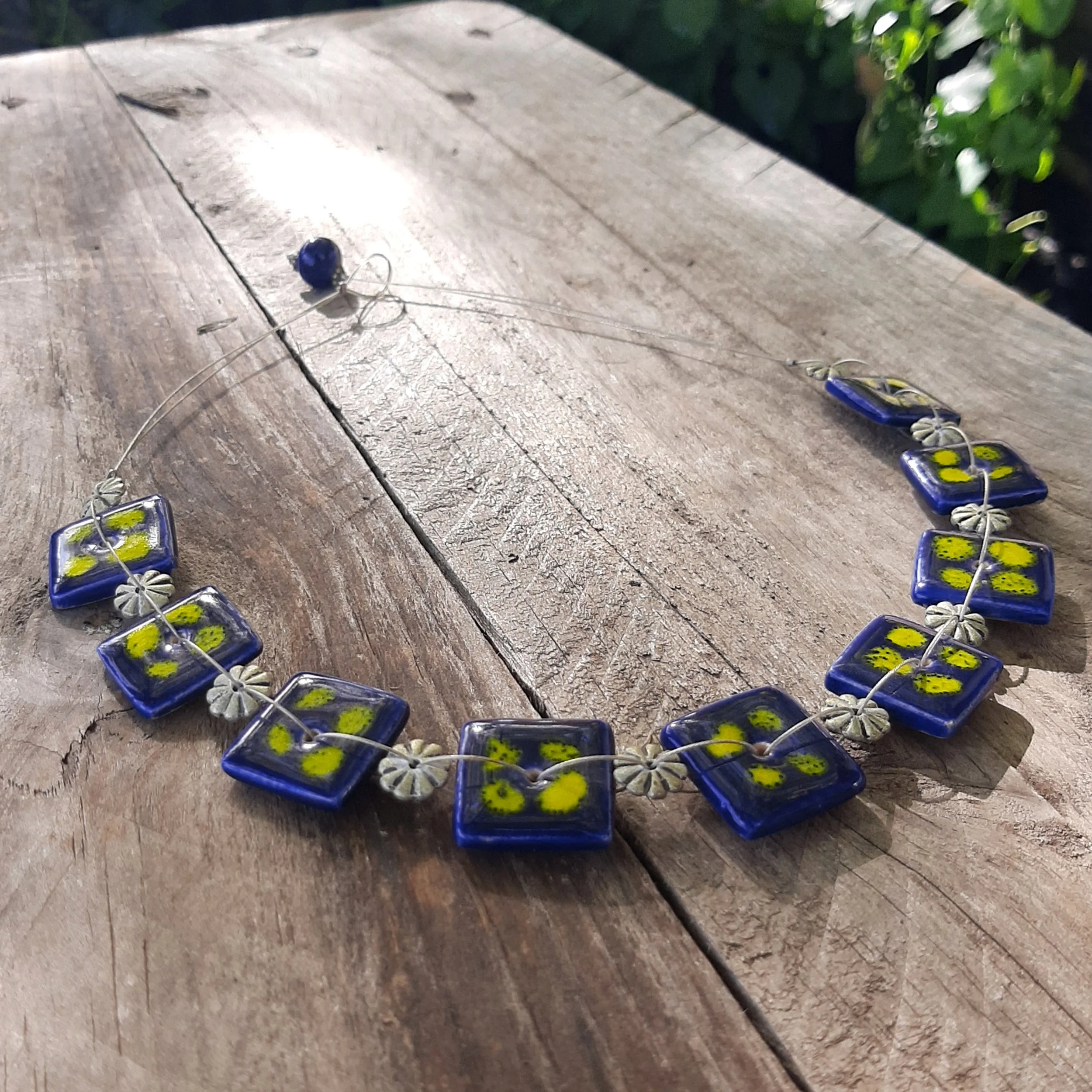 collier carre bleu de sevres et jaune 3.jpg