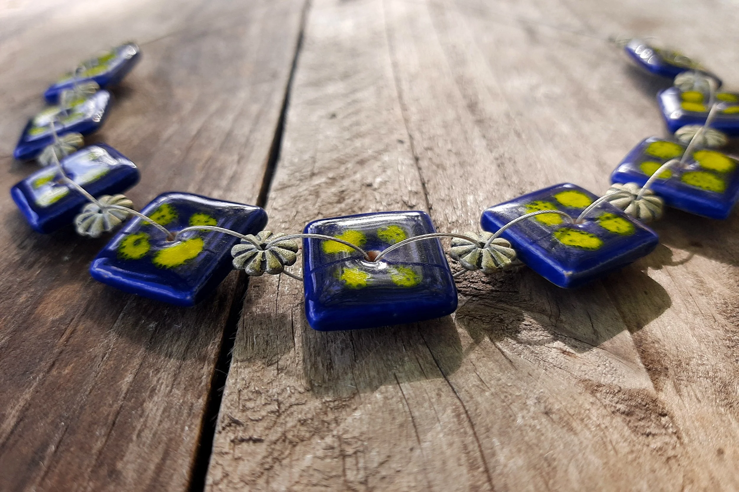 collier carre bleu de sevres et jaune 2.jpg