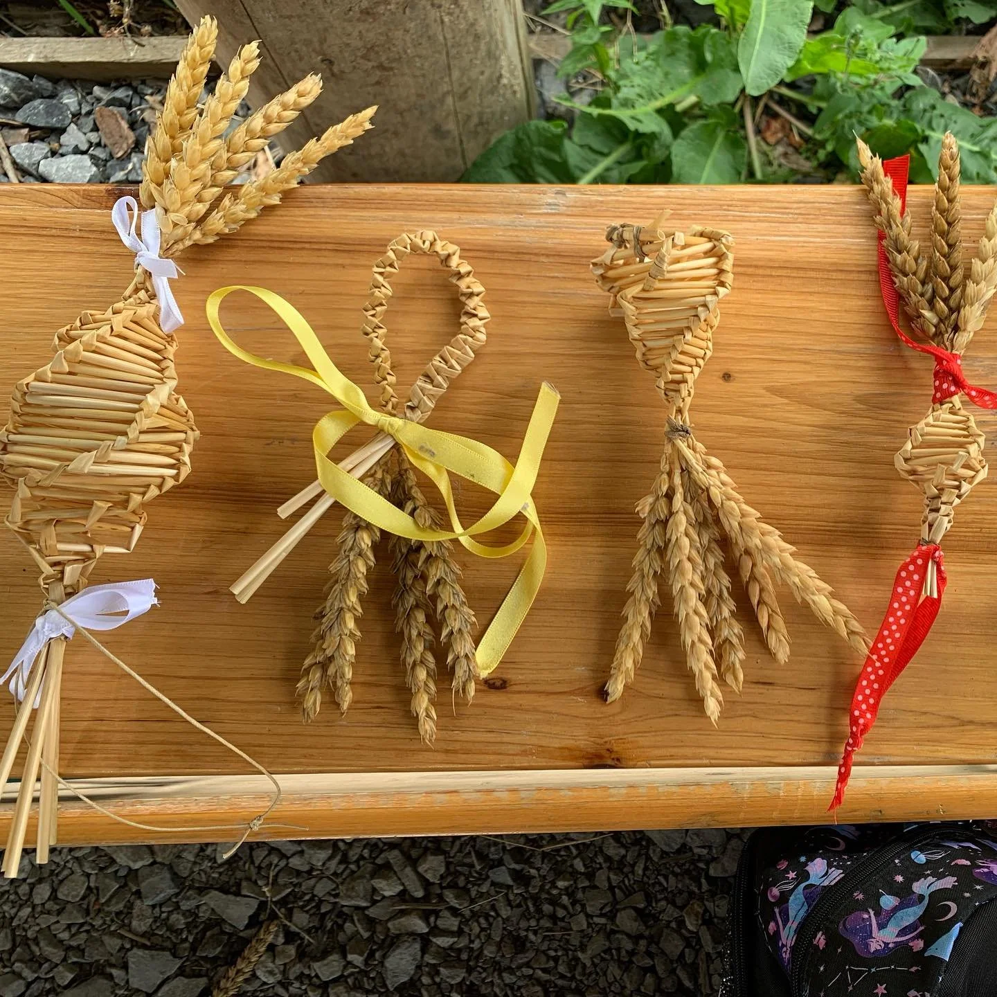 It was a team effort to bring in our community wheat harvest at Yr Ardd after a very fine summer for our crop. Everyone pitched in to cut and bundle up our April bearded wheat. We celebrated by making beautiful harvest tokens with @erinmacairt. We ma