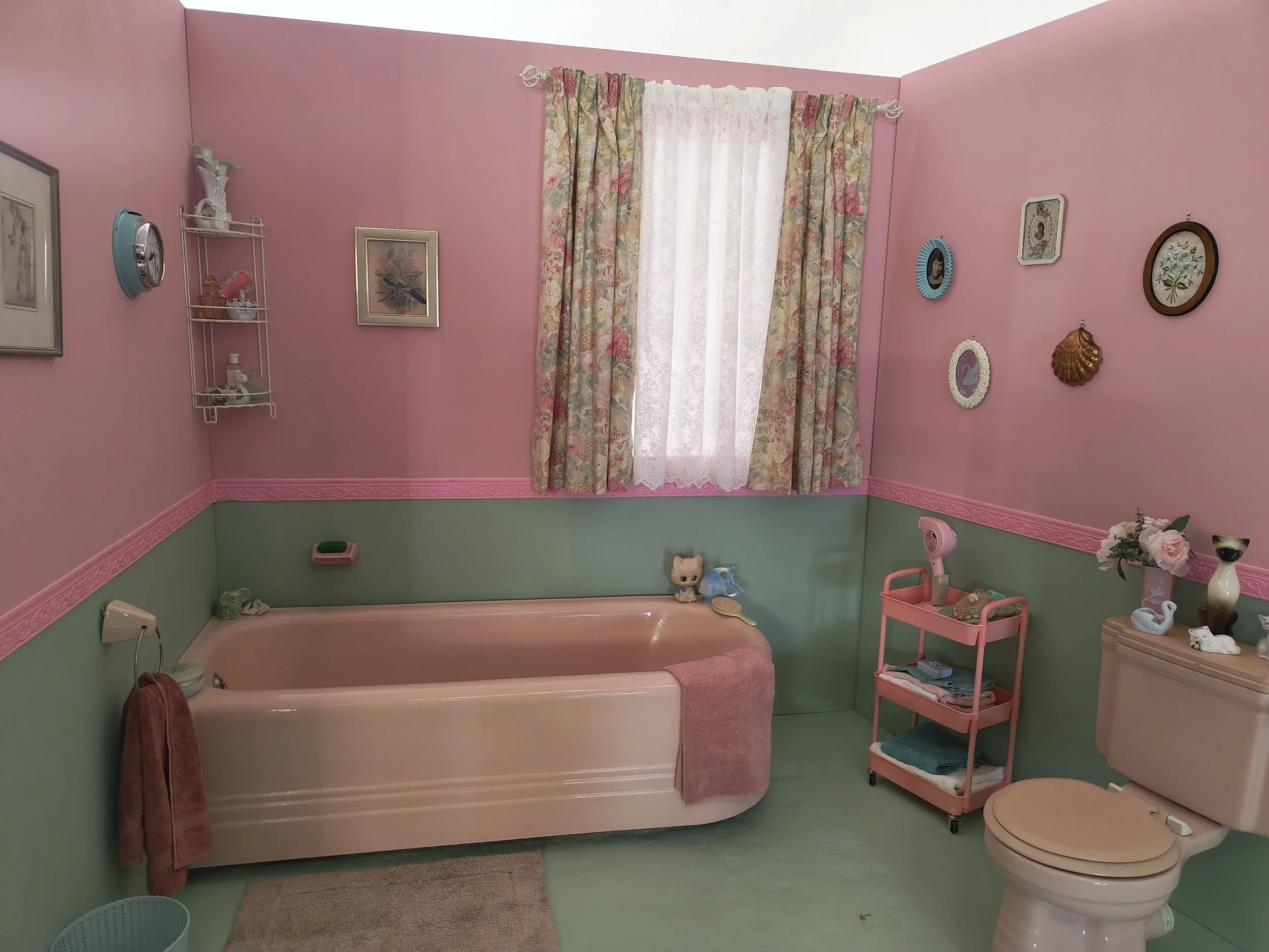 Our favourite 1950s bathroom set for Parla