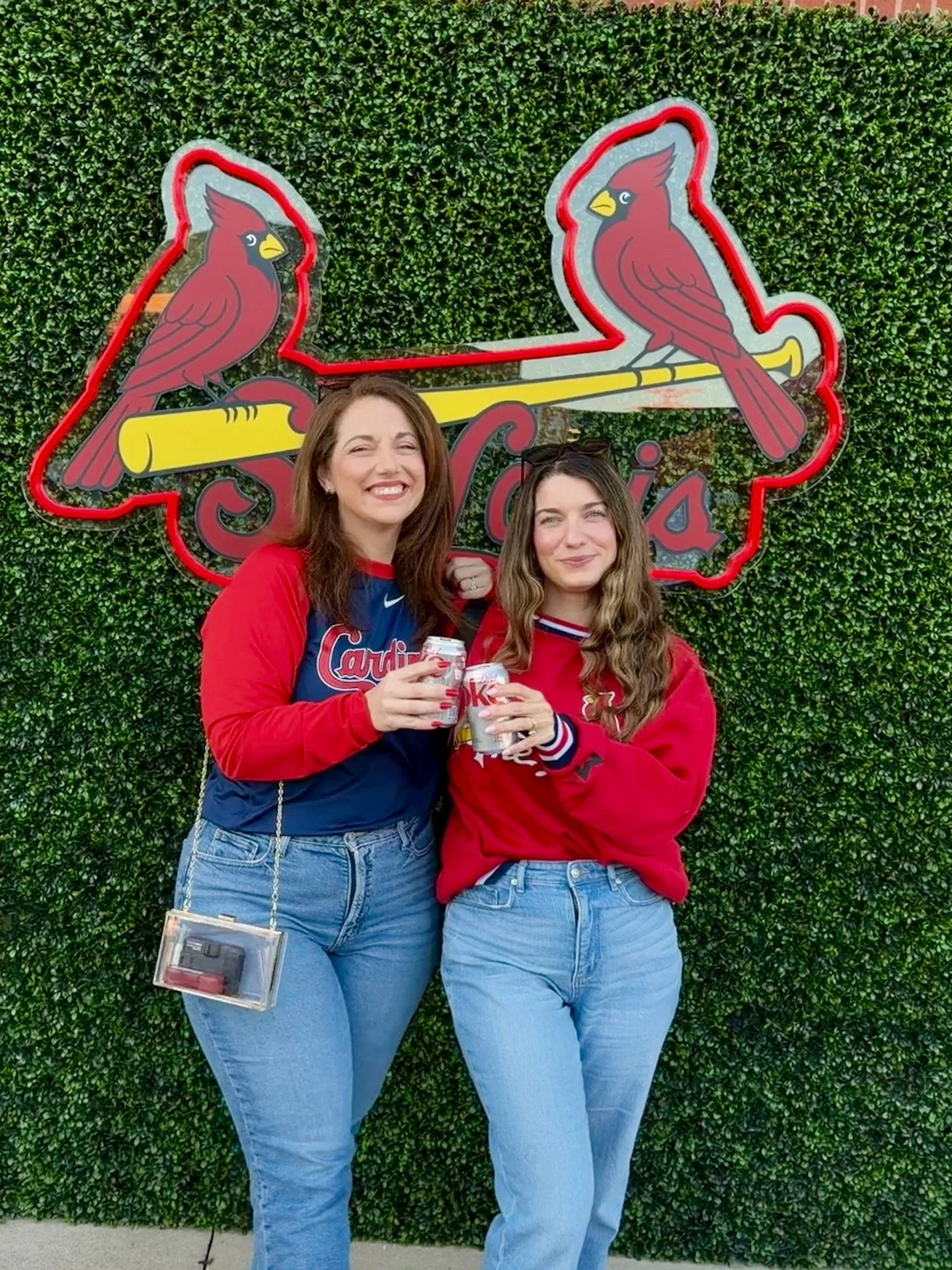 Perfect night, perfect pair ❤️

@dietcoke + @cardinals 

Plus can you eye spy why the high school bar photo op is so funny 😂