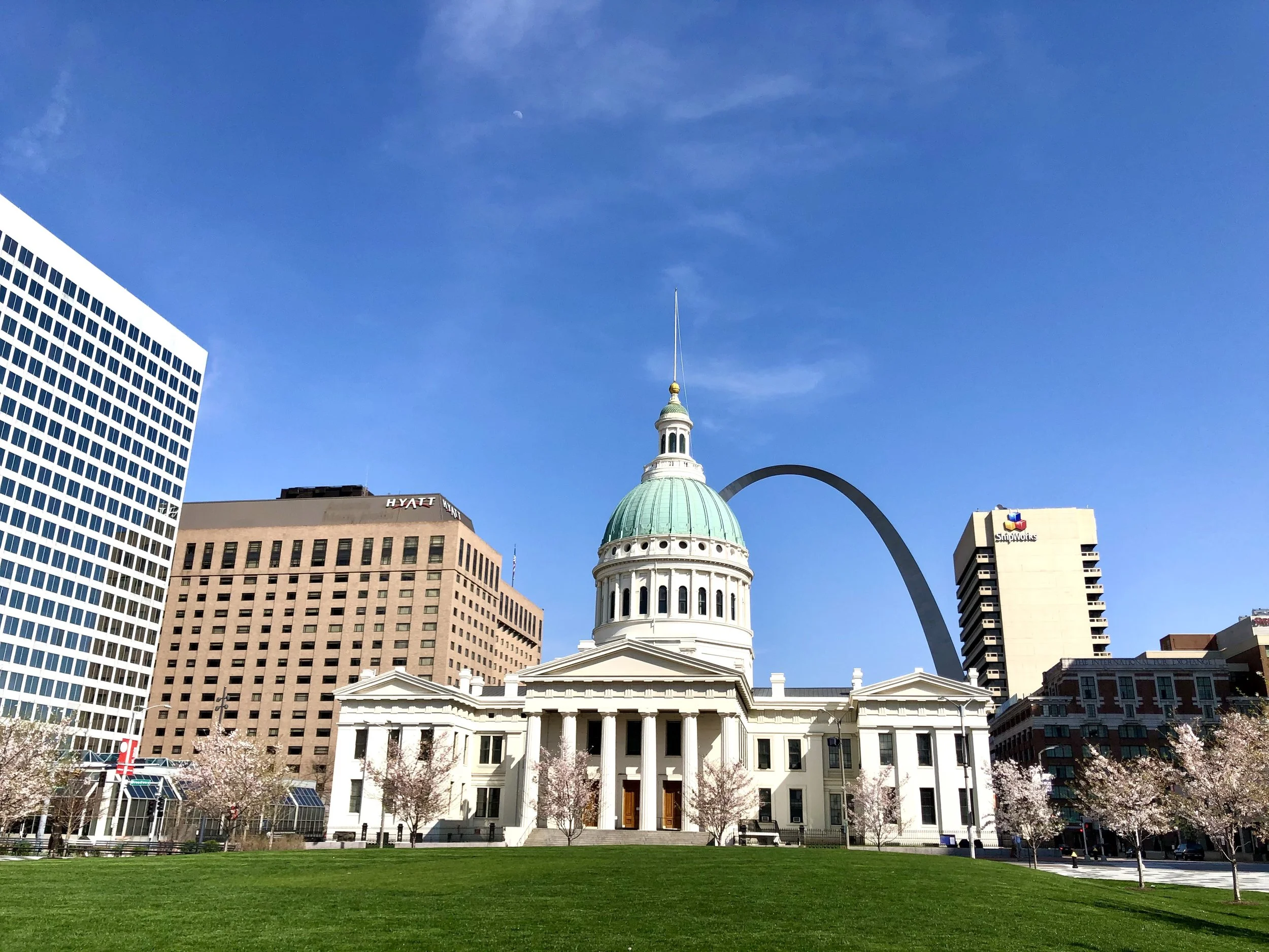 Downtown St Louis featuring the Arch and Old Courthouse