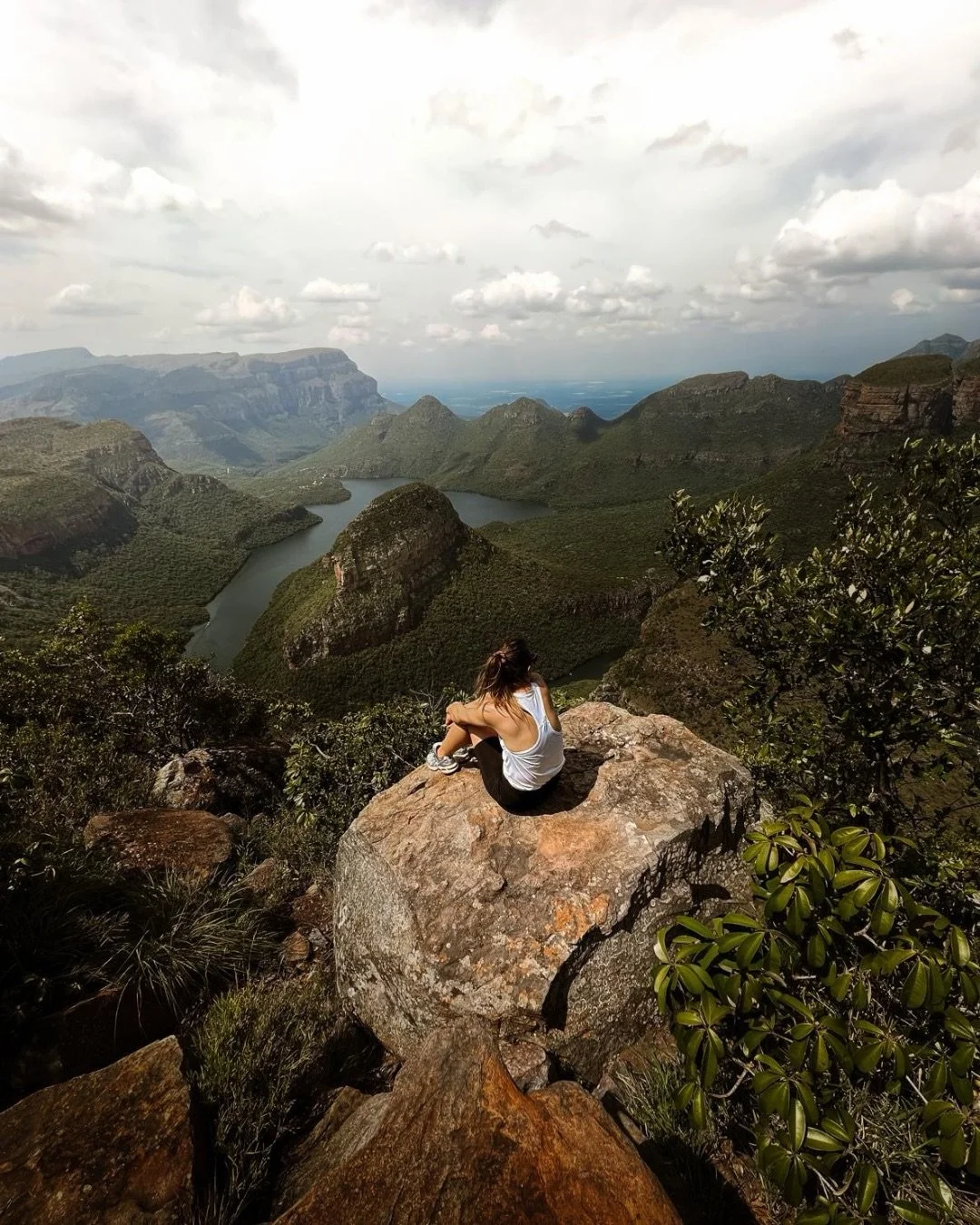 January reminds me to pause.

to look back and at the steps that quietly shaped
the path I walk now,
and what brought me here.

I remember my first safari in 2022
the mountains of Lesotho,
the calm roads of Eswatini, ik 
the wild heart of South Afric