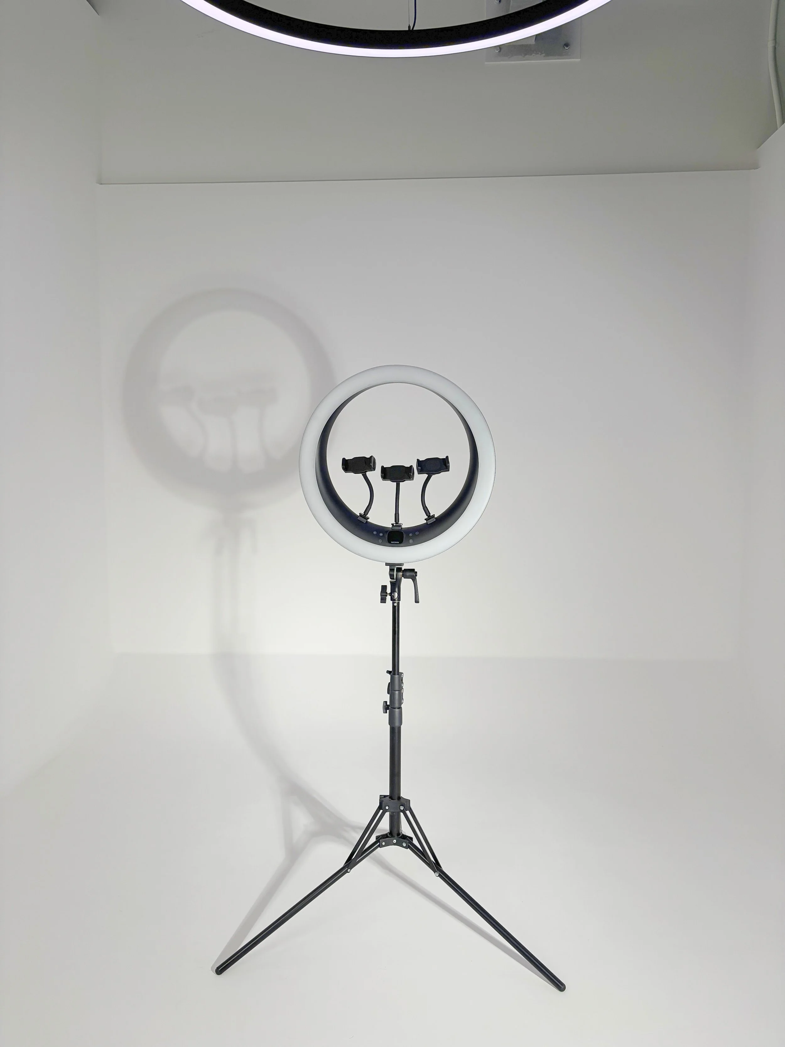 NEEWER 19 Inch Ring Light With 3 Phone Holder - Edited.jpg