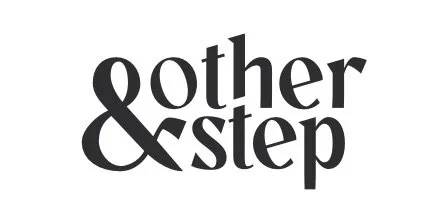 Logo avec le texte «& other & step» en noir.
