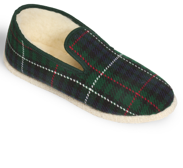 Chaussure de maison en tissu à motif tartan vert, rouge, blanc, avec intérieur en peluche beige.