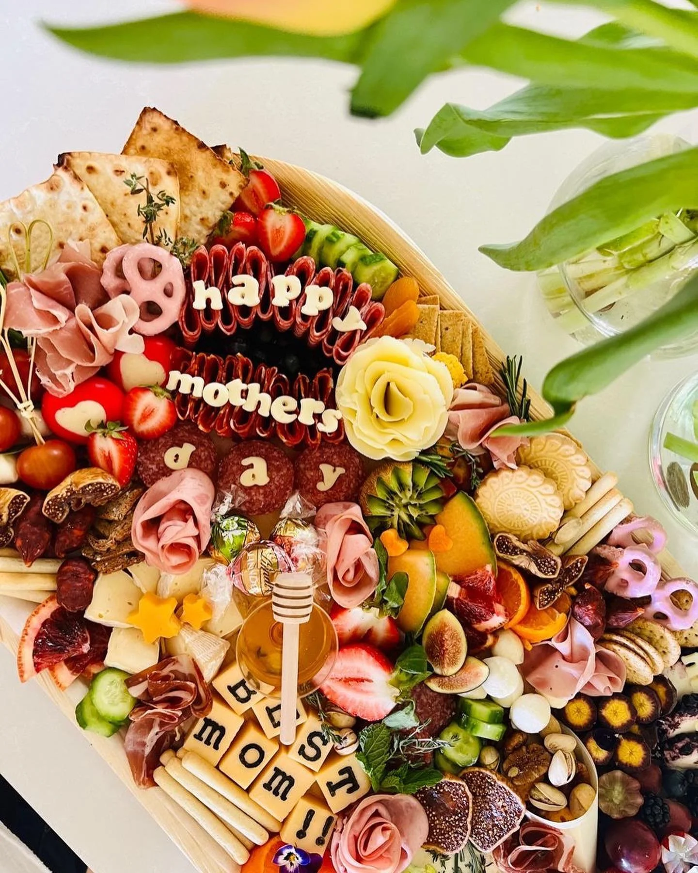 Charcuterie board&rsquo;s are the best gift for Mothers day! 👩&zwj;👧&zwj;👦

Currently taking orders! 

#mothersday, gifts #charcuterie #foodporn #antipasti