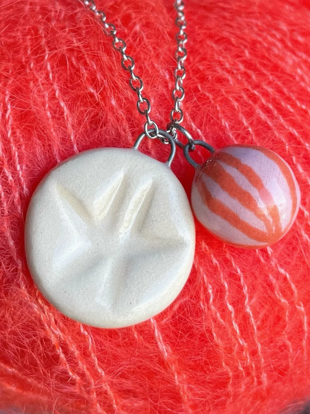 ⭐️ CONCOURS ⭐️

Un petit cadeau pour vous remercier d&rsquo;&ecirc;tre aussi nombreu.ses &agrave; me soutenir ! 

Pour remporter ce collier et ses grigris, il faut : 

-&ecirc;tre abonn&eacute;.e &agrave; mon compte 
-liker ce post 
-laisser un petit